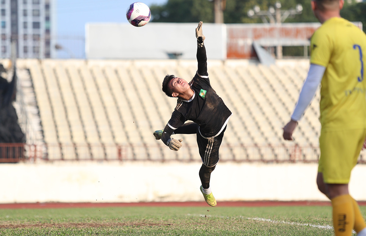 Ngoài ngoại binh Bruno, SLNA còn đôn lên hàng loạt cầu thủ trẻ từ đội U21 SLNA lên thử việc. Trong đó có thủ môn Nguyễn Thành Huy sinh năm 1999, vừa giành ngôi Á quân giải U21 QG 2020. Ảnh: Đức Anh