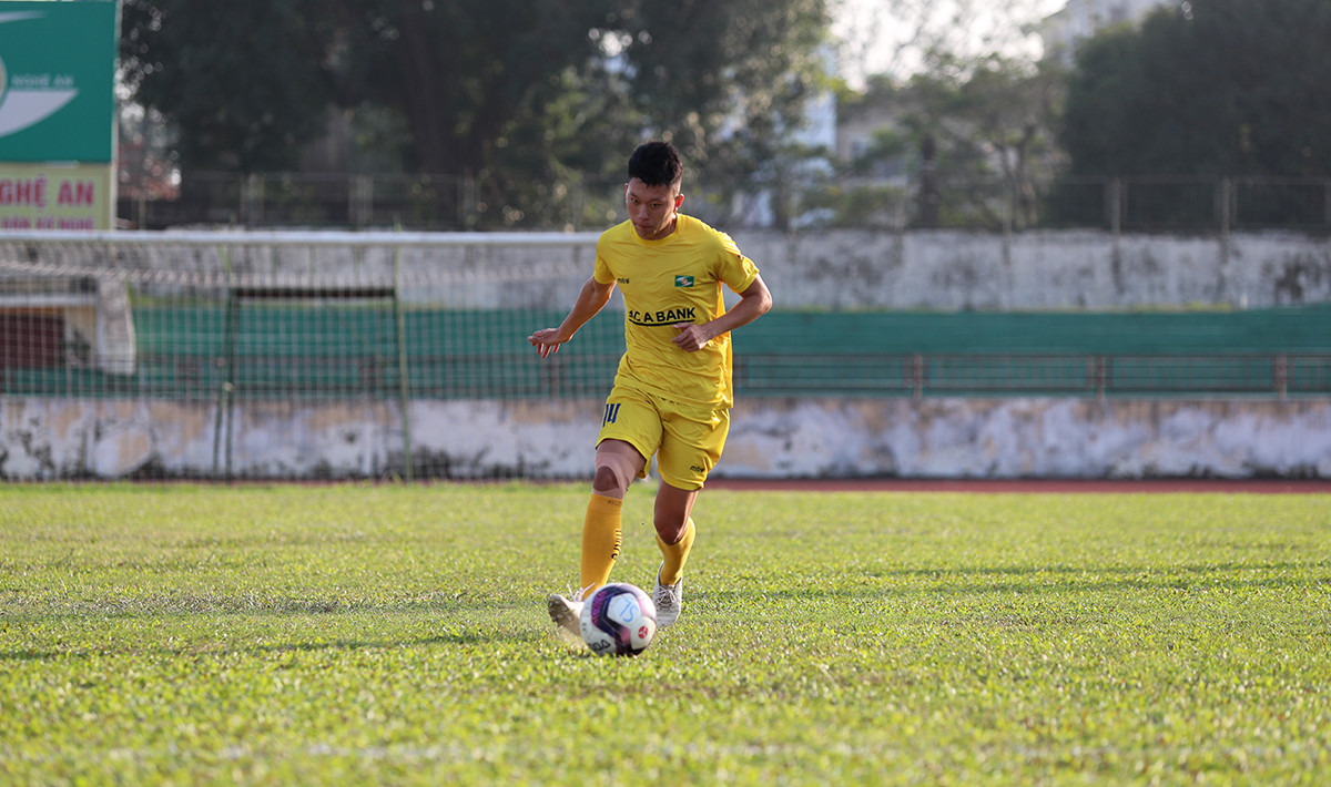 Tiền vệ Nguyễn Văn Đức sinh năm 1998 cũng được trao cơ hội sau 2 năm vắng bóng vì chấn thương, giúp HLV Quang Trường có thêm nhiều sự lựa chọn. Ảnh: Đức Anh