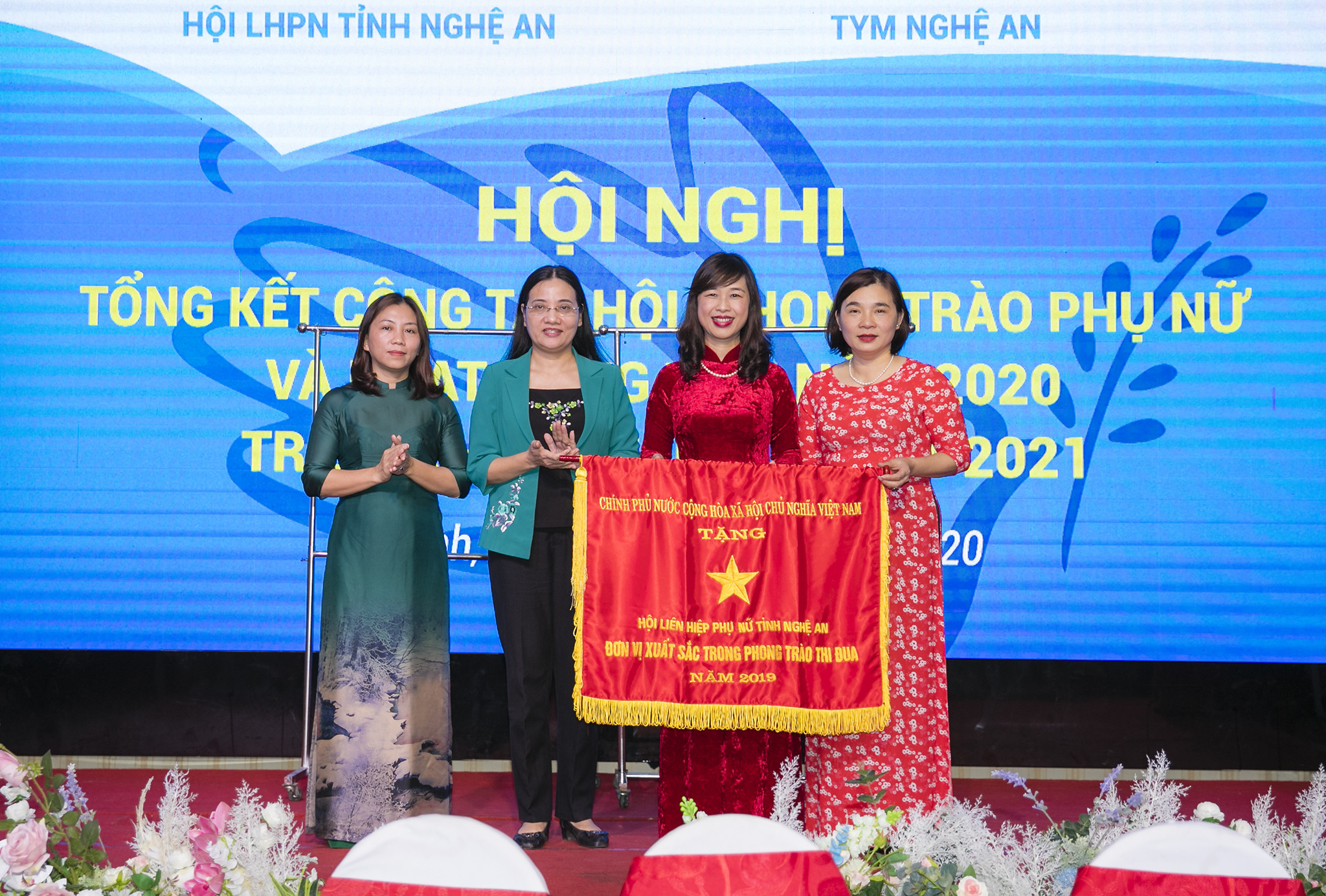 Đồng chí Cao Thị Hiền trao cờ thi đua của Thủ tướng Chính phủ cho Hội LHPN tỉnh. Ảnh: Đức Anh