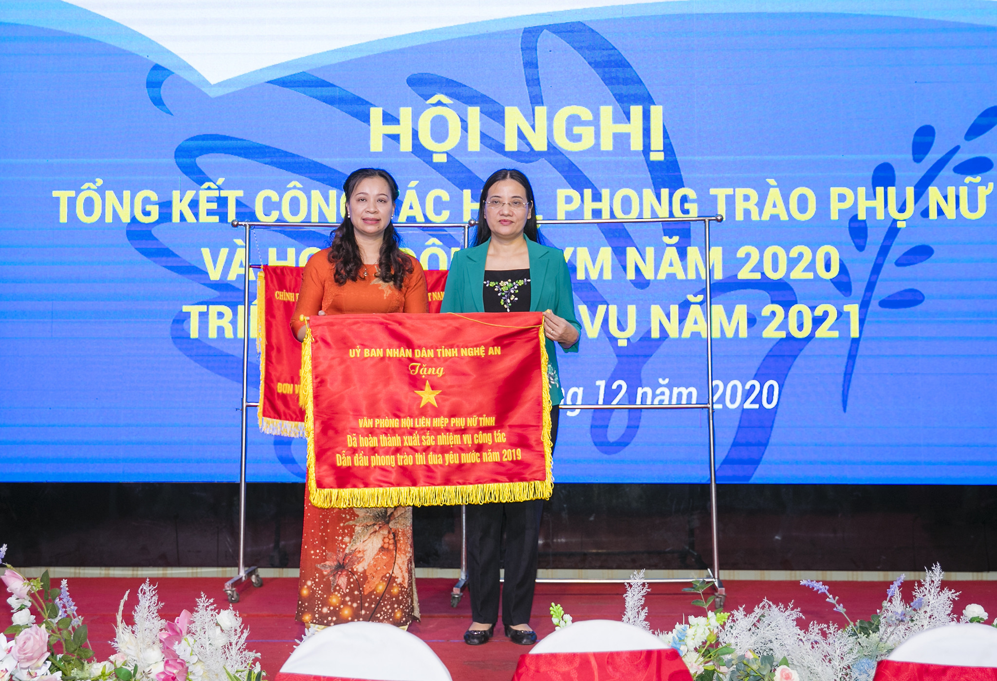 Đồng chí Cao Thị Hiền trao cờ thi đua của UBND tỉnh cho văn phòng Hội LHPN tỉnh. Ảnh: Đức Anh