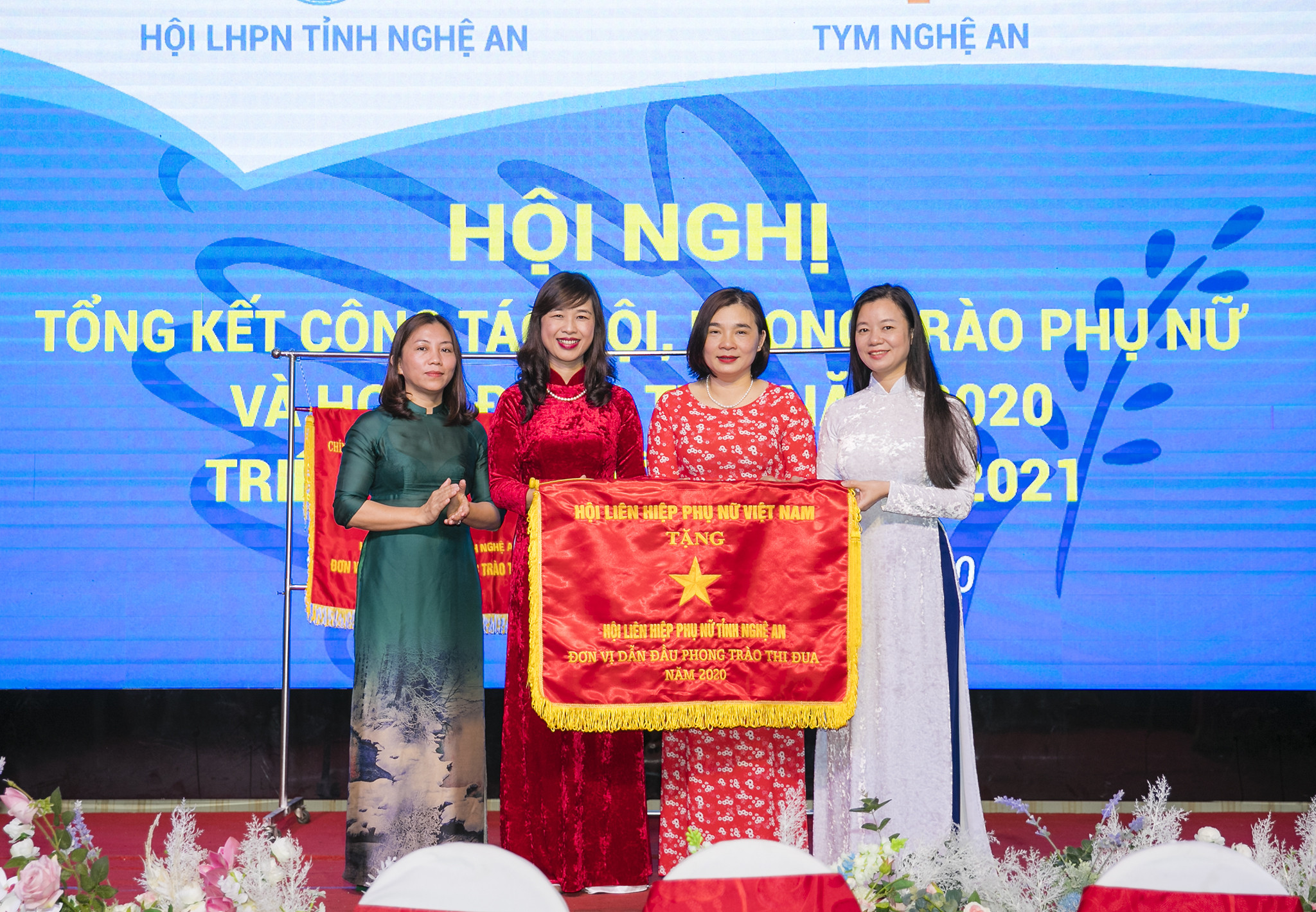 Đồng chí Nguyễn Thị Thu Huyền trao cờ thi đua của Hội LHPN Việt Nam cho Hội LHPN tỉnh. Ảnh: Đức Anh