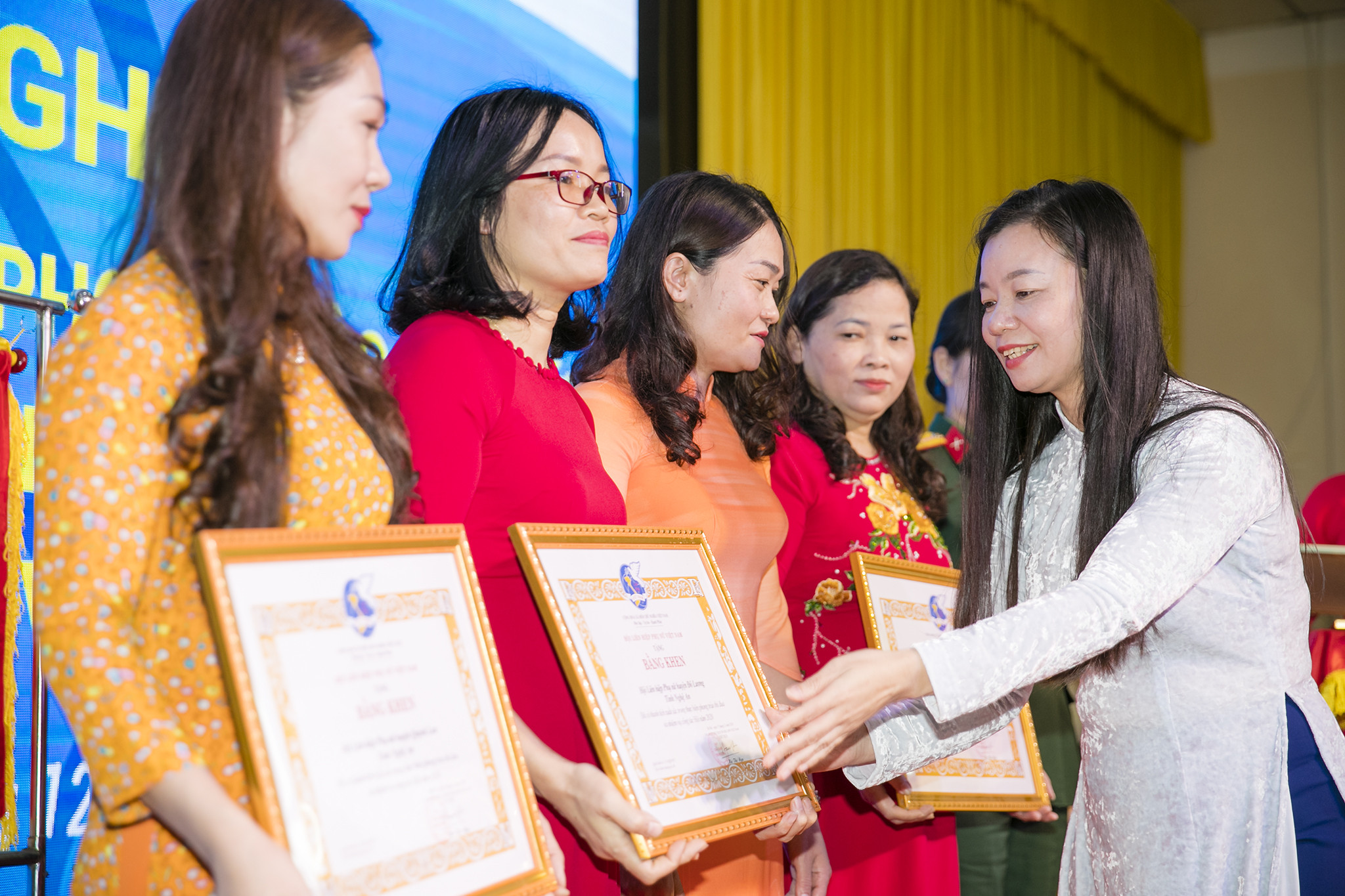 Đồng chí Nguyễn Thị Thu Huyền trao bằng khen của Hội LHPN Việt Nam cho các cá nhân xuất sắc. Ảnh: Đức Anh