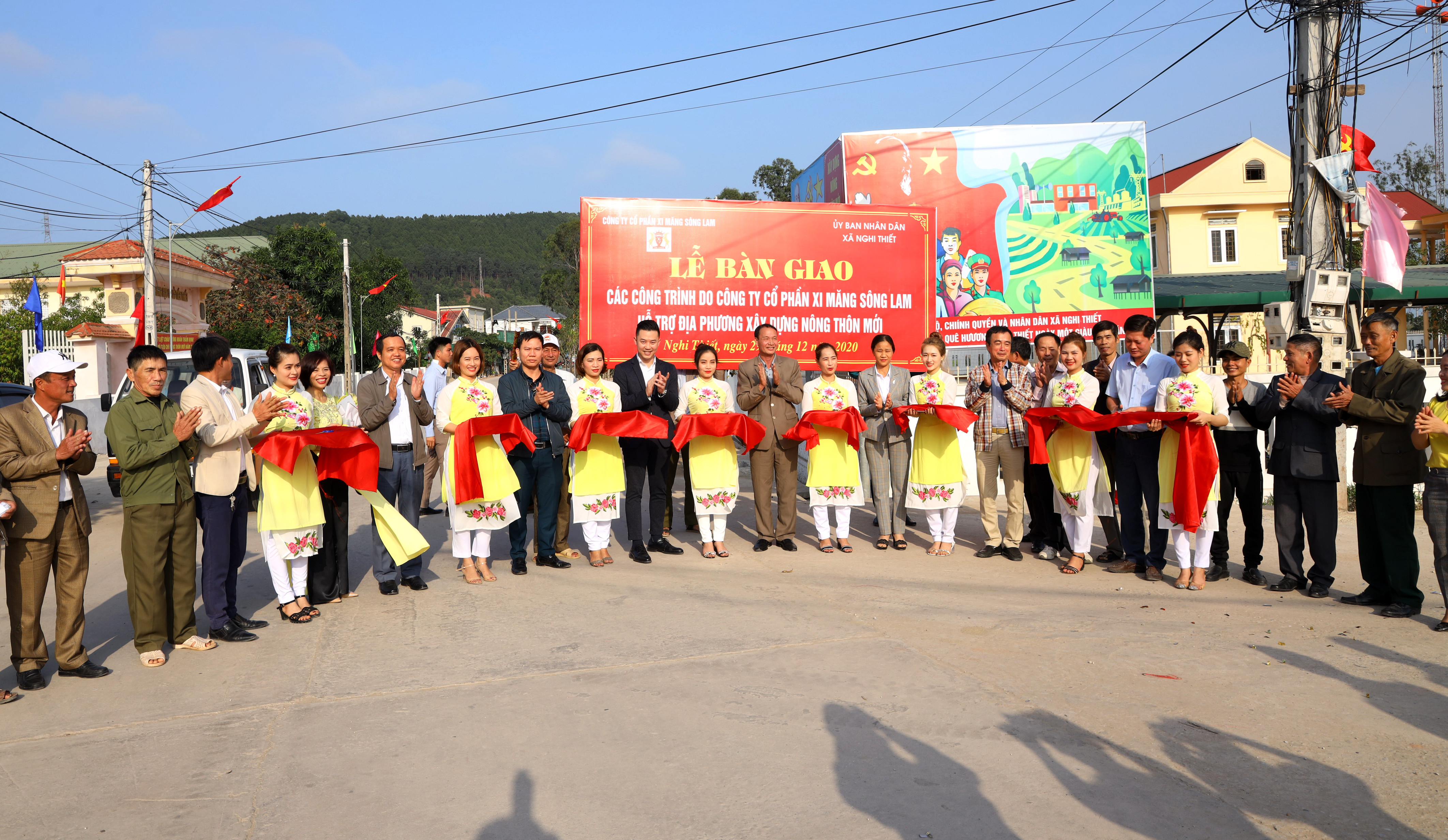 Lãnh đạo Công ty CP Xi măng Sông Lam và xã Nghi Thiết cắt băng khánh thành các công trình hỗ trợ cùng Nhân dân xã hoàn thành các tiêu chí xây dựng nông thôn mới. Ảnh Nguyên Sơn