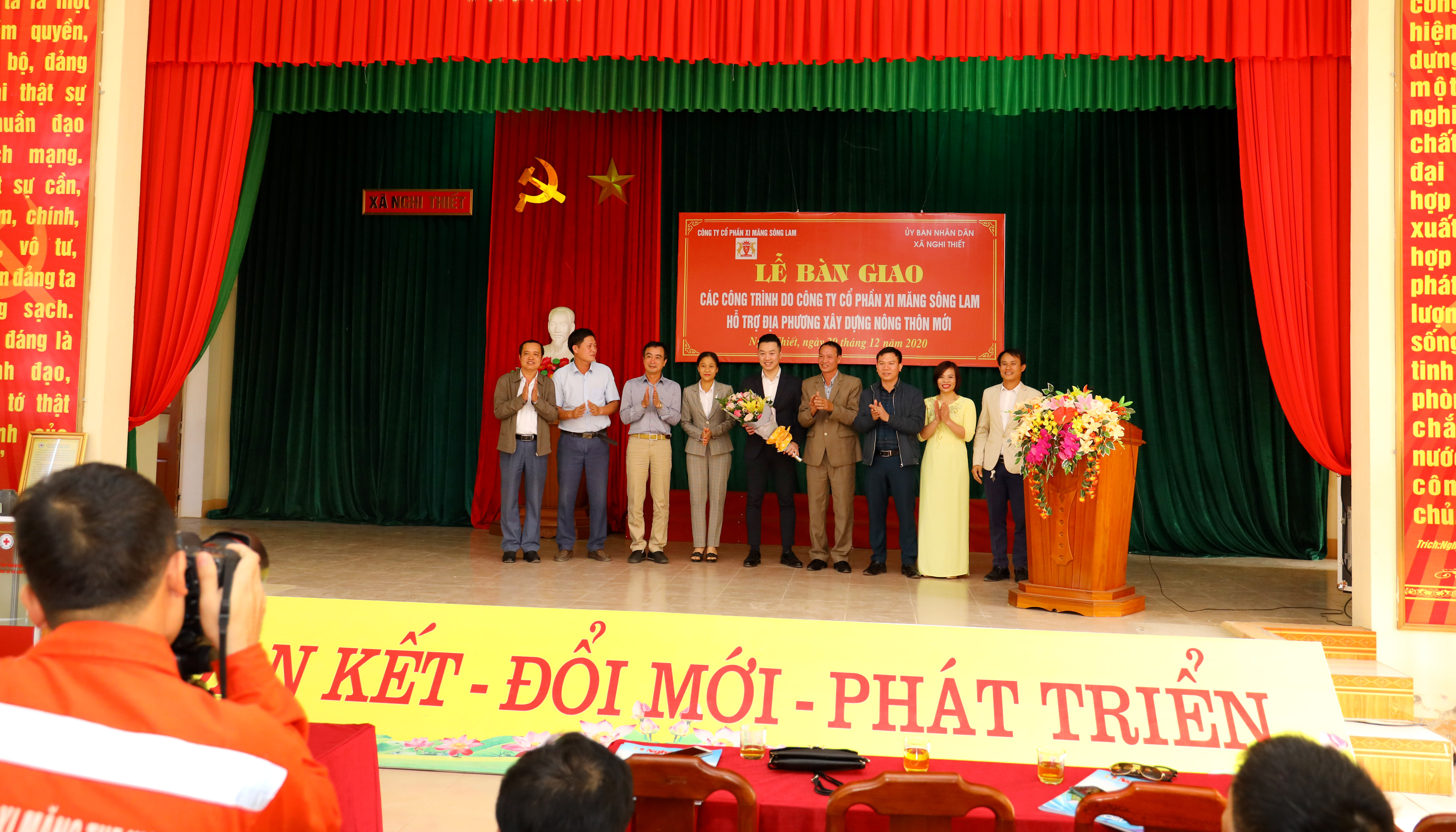 Lãnh đạo xã Nghi Thiết tặng hoa tri ân sự hỗ trợ quý báu đến lãnh đạo Công ty CP Xi măng Sông Lam. Ảnh Nguyên Sơn