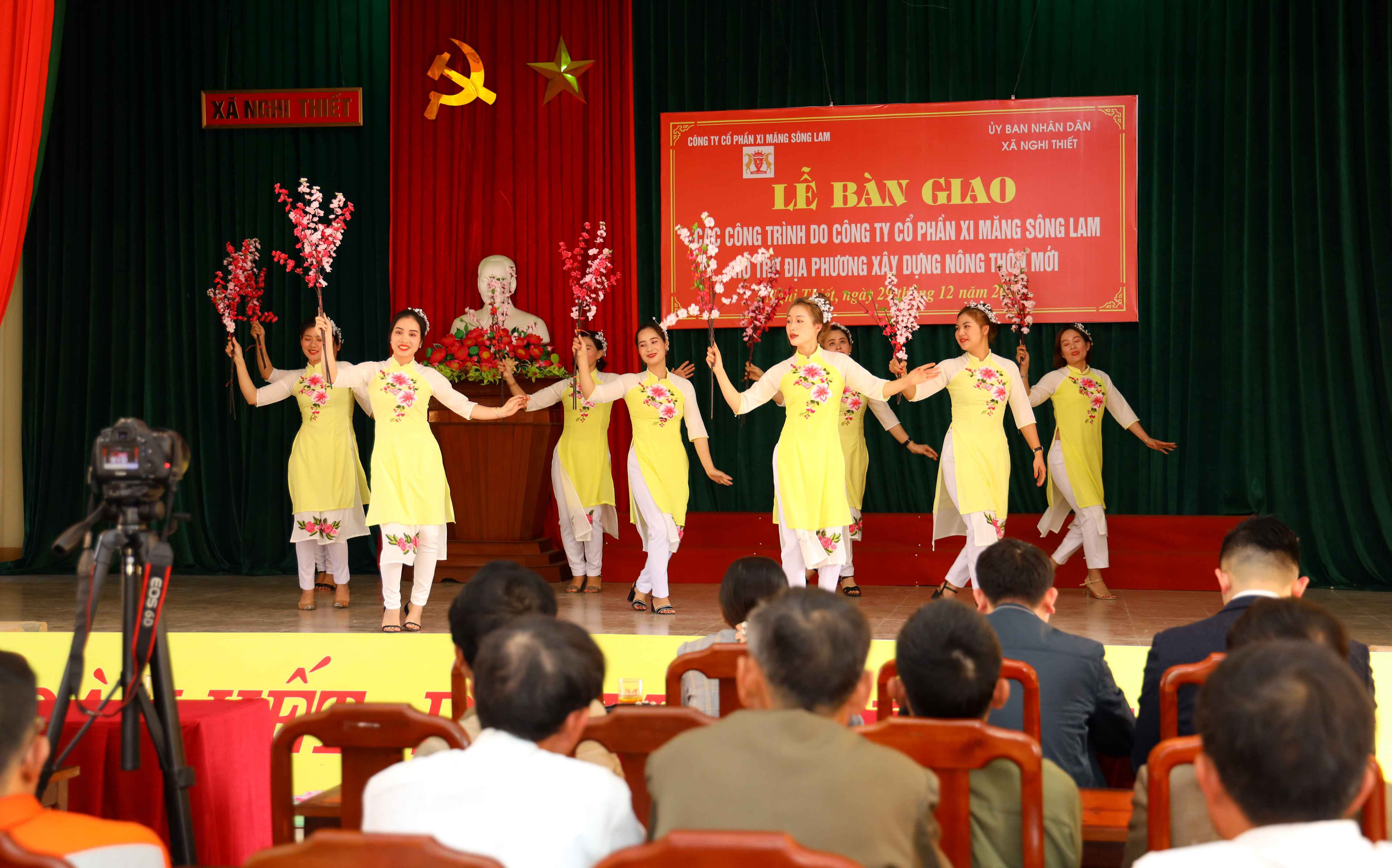 Ngày 29/12, Công ty CP Xi măng Sông Lam tổ chức lễ bàn giao các công trình hỗ trợ xã Nghi Thiết (Nghi Lộc) xây dựng nông thôn mới. Ảnh: Chương trình văn nghệ của cán bộ xã Nghi Thiết chào mừng sự kiện. Ảnh Nguyên Sơn
