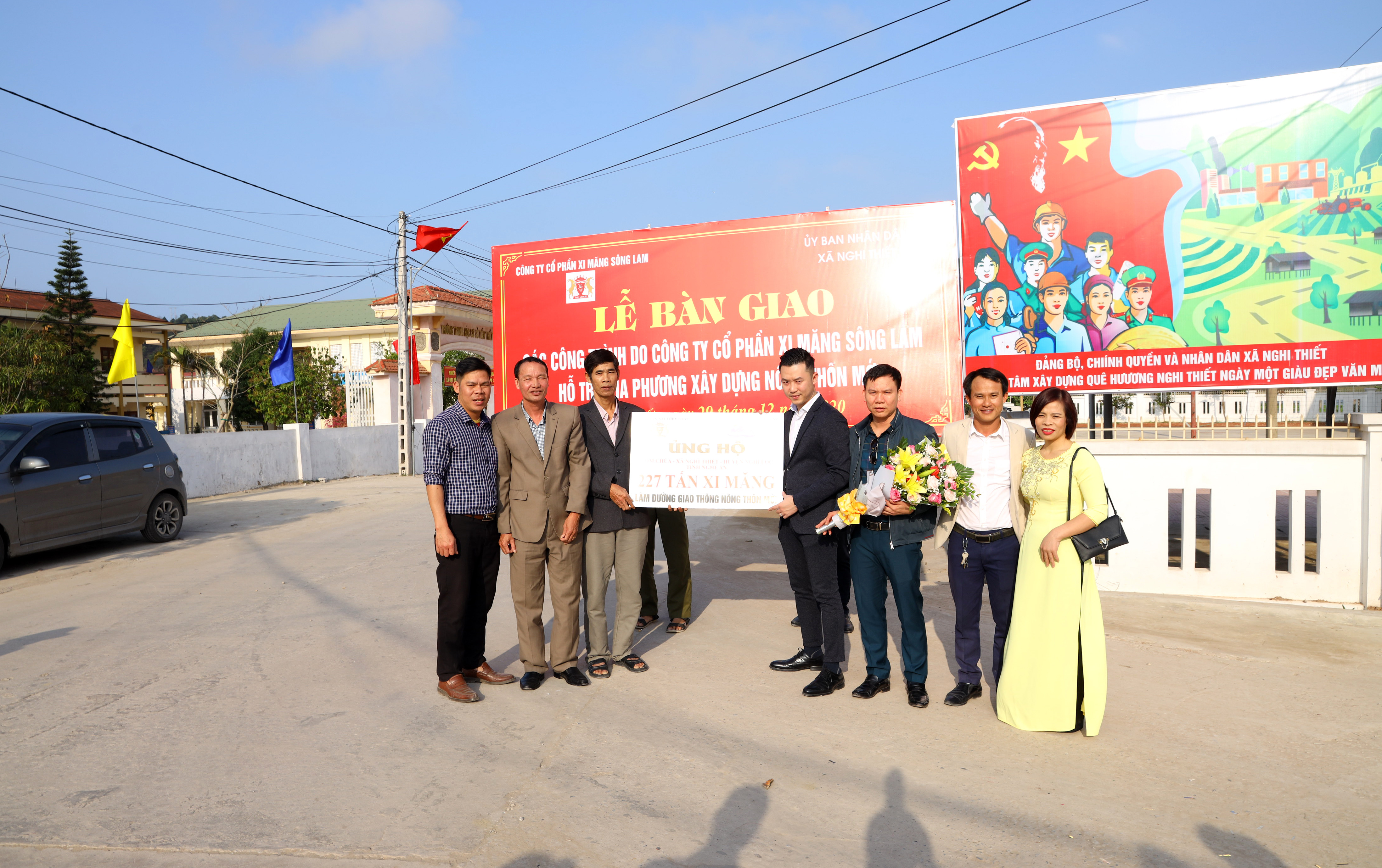 Lãnh đạo Công ty CP Xi măng Sông Lam trao tặng xi măng xây dựng các công trình ở xóm Chùa xã Nghi Thiết. Ảnh Nguyên Sơn