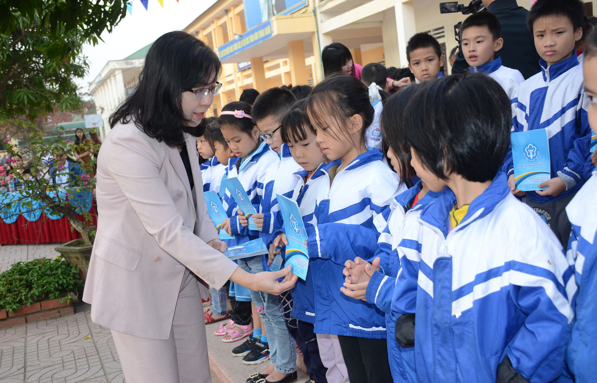 Lãnh đạo BHXH Nghệ An trao tặng thẻ BHYT cho các học sinh có hoàn cảnh khó khăn ở Trường Tiểu học Hưng Đông, Tp.Vinh. Ảnh: Thành Chung