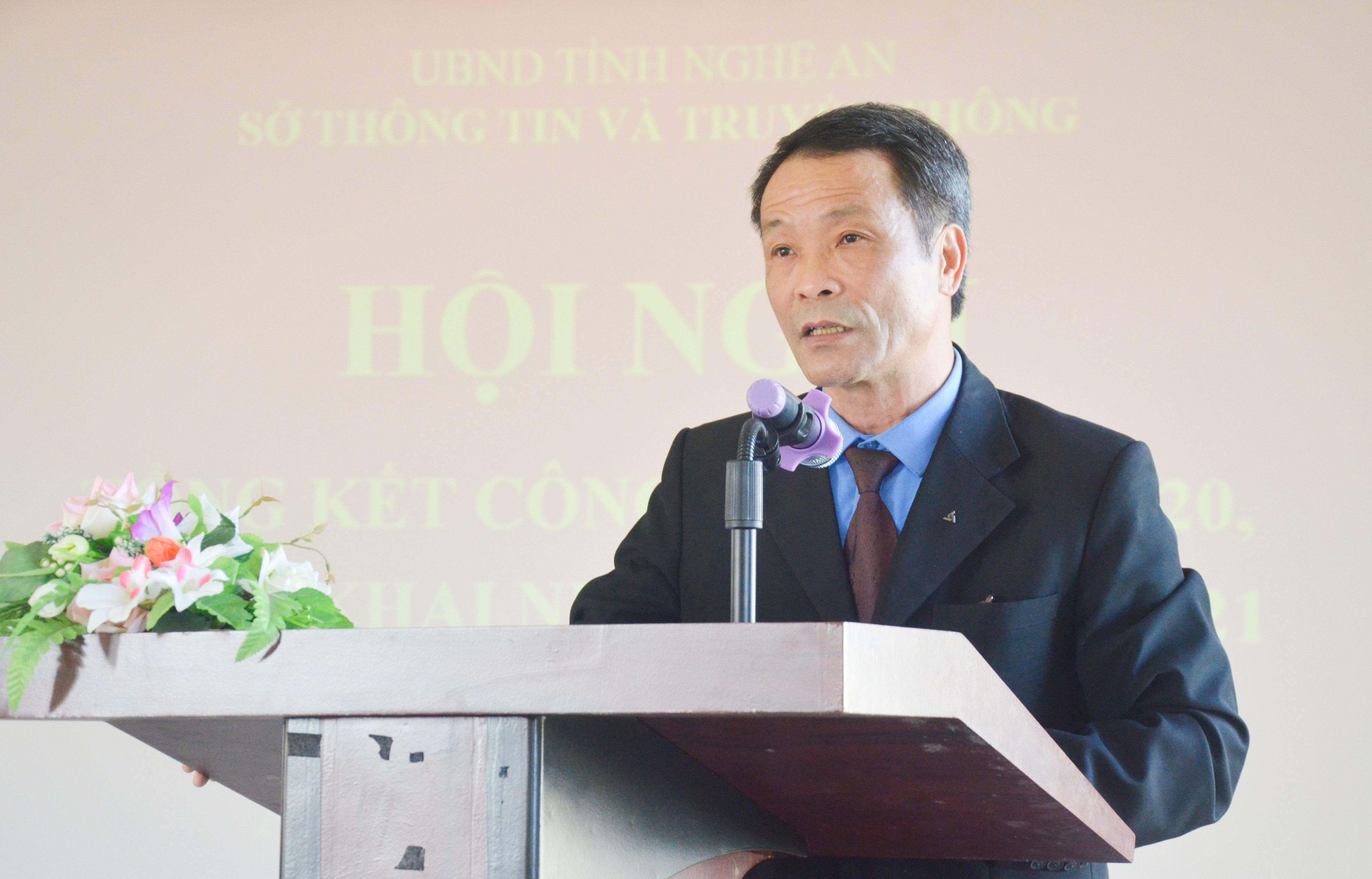 Phó Giám đốc Sở Thông tin và truyền thông Phan Nguyên Hào báo cáo kết quả ứng dụng CNTT trên địa bàn tỉnh. Ảnh: Lê Thanh