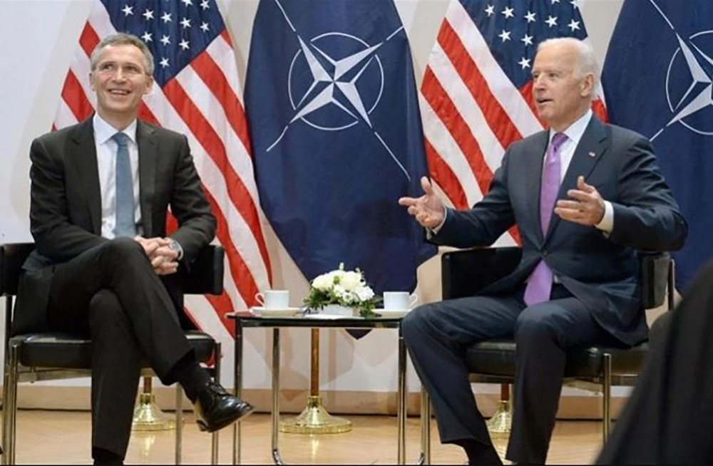 “Di sản” mà ông Joe Biden được “hưởng” tại NATO sau khi kế nhiệm ông Trump cũng khá gây đau đầu (Trong ảnh: Tổng thư ký NATO Jens Stoltenberg (trái) và ông Joe Biden, khi giữ chức Phó Tổng thống Mỹ, trong cuộc gặp tại Hội nghị an ninh Munich, Đức, ngày 7/2/2015). Ảnh: AFP