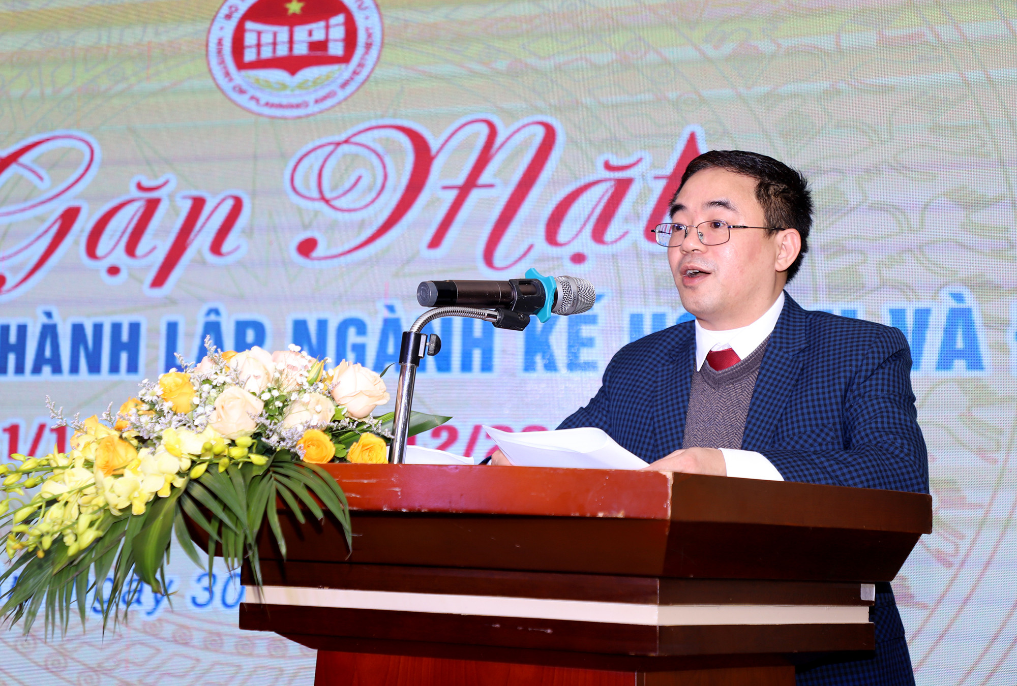 Ông Nguyễn Xuân Đức - Giám đốc Sở Kế hoạch và Đầu tư ôn lại truyền thống 75 năm ngày truyền thống của ngành. Ảnh: Phạm Bằng