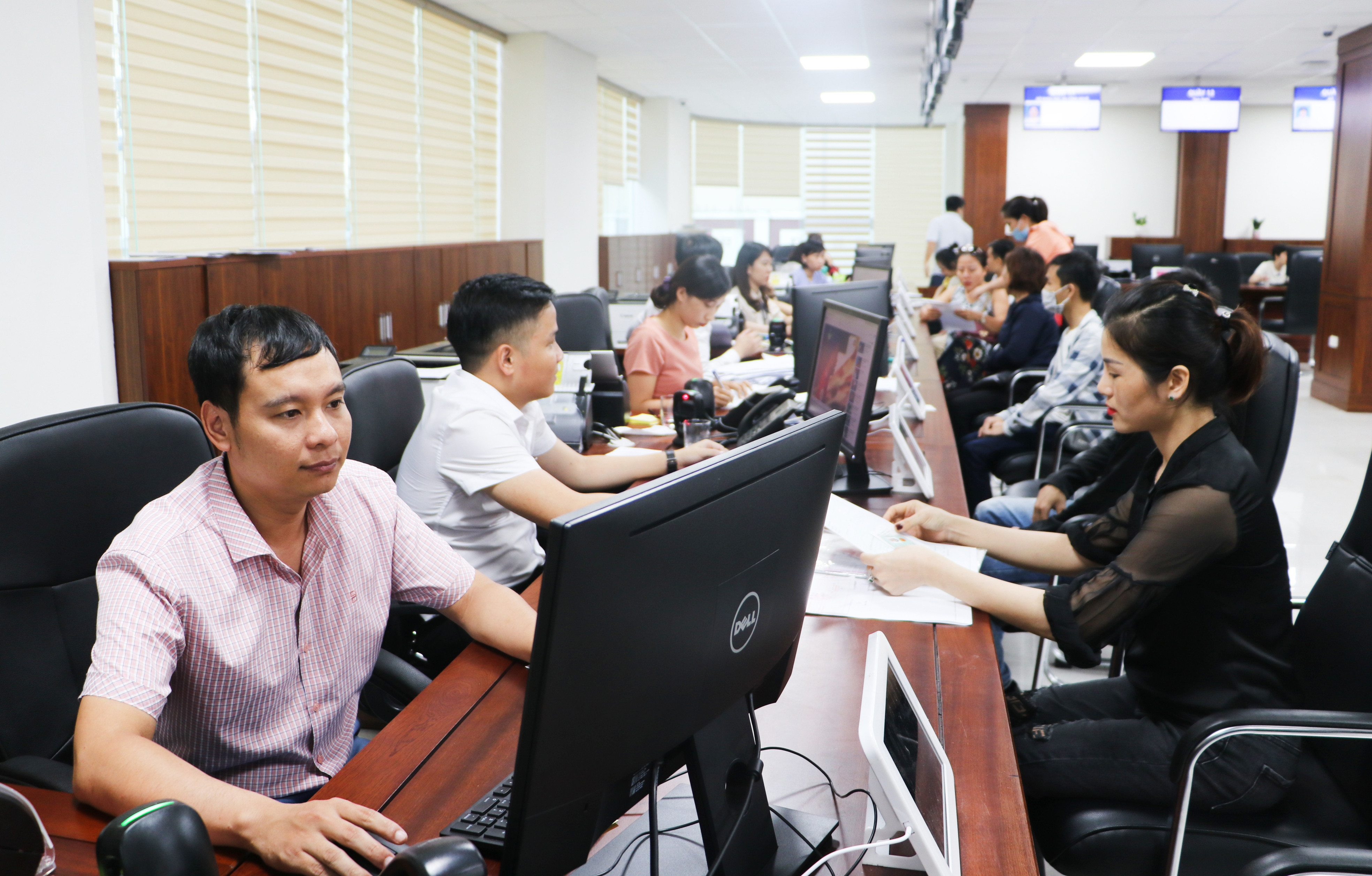 Giải quyết thủ tục hành chính cho người dân tại Trung tâm phục vụ hành chính công tỉnh Nghệ An. Ảnh: Thanh Lê