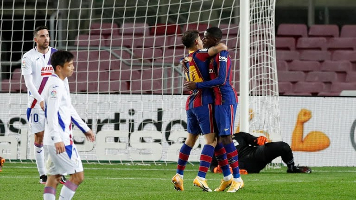 Dembele giúp Barca giành 1 điểm trước Eibar (Ảnh: Reuters).
