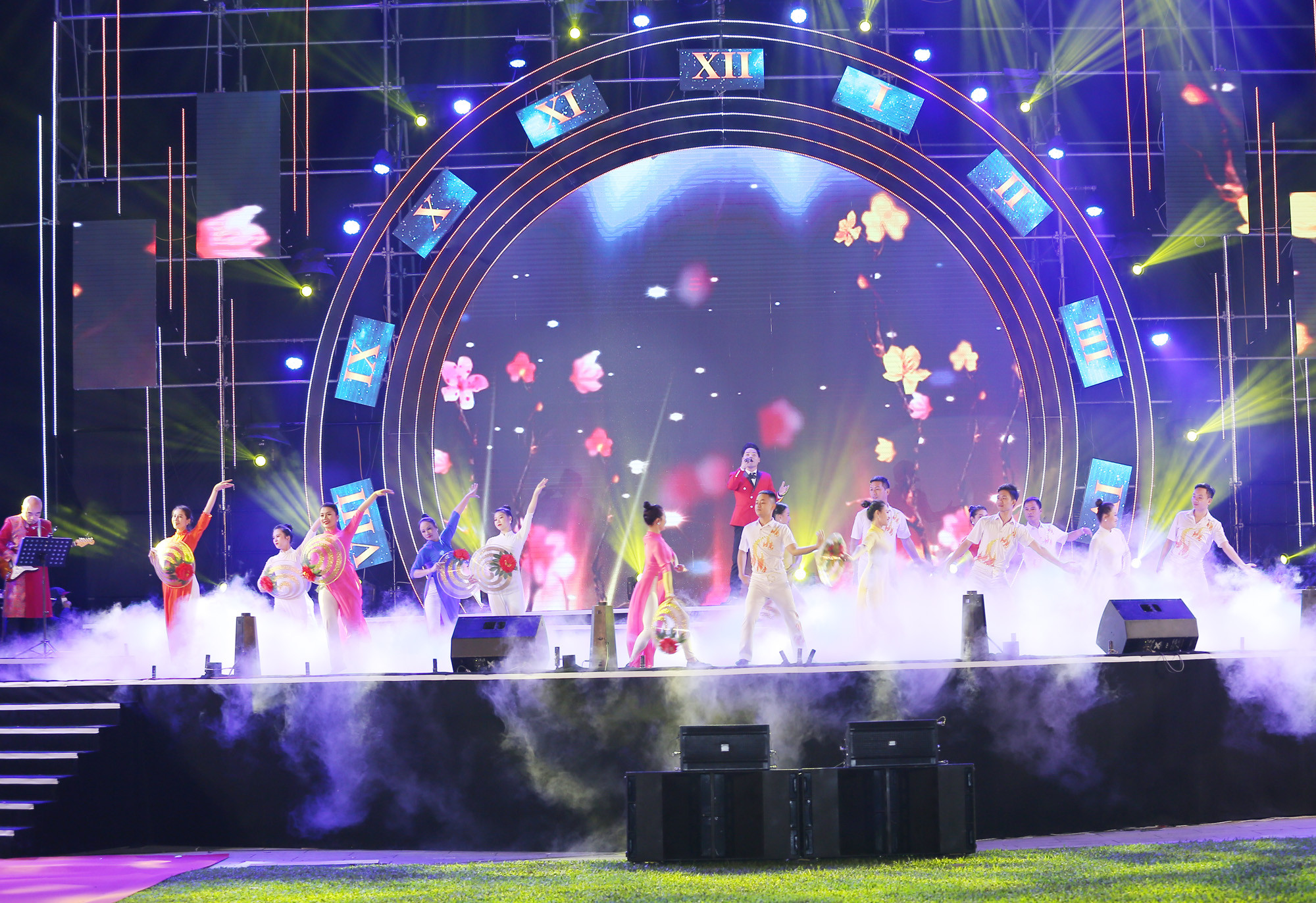 Tại đây, UBND tỉnh tỏ chức Chương trình nghệ thuật “Nghệ An chào năm mới 2021” với những tiết mục ca - múa - nhạc đặc sắc và sôi động