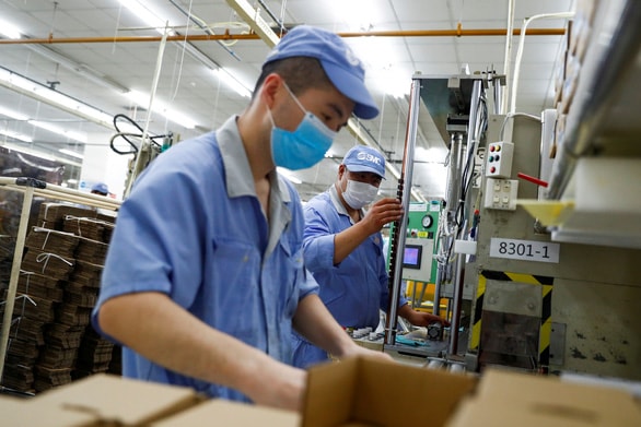 Công nhân tại một nhà máy sản xuất linh kiện tại Bắc Kinh, Trung Quốc. Ảnh: Reuters