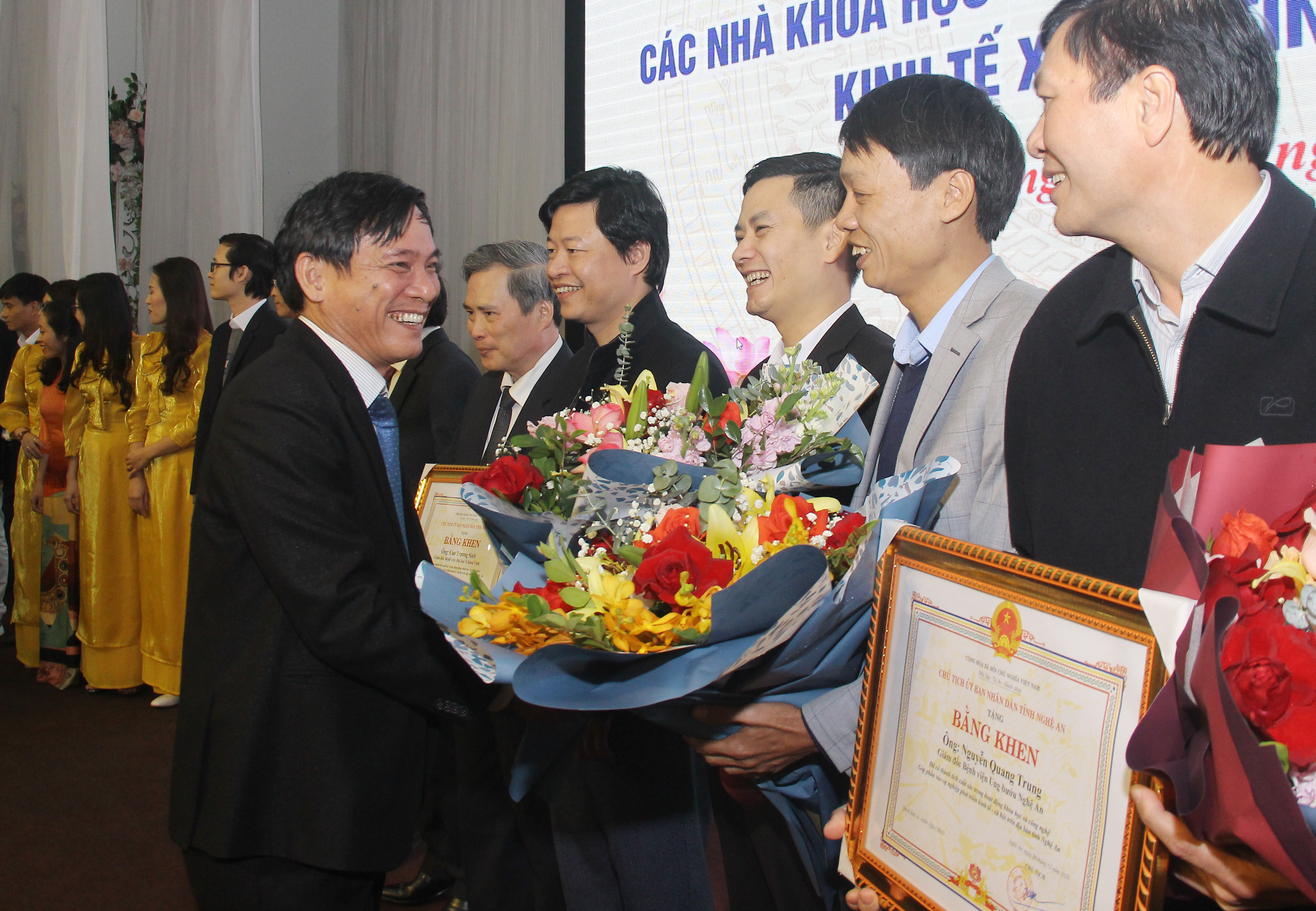 Đồng chí Trần Quốc Thành - Giám đốc Sở Khoa học và Công nghệ tặng hoa cho các nhà khoa học được tôn vịnh. Ảnh: Mai Hoa