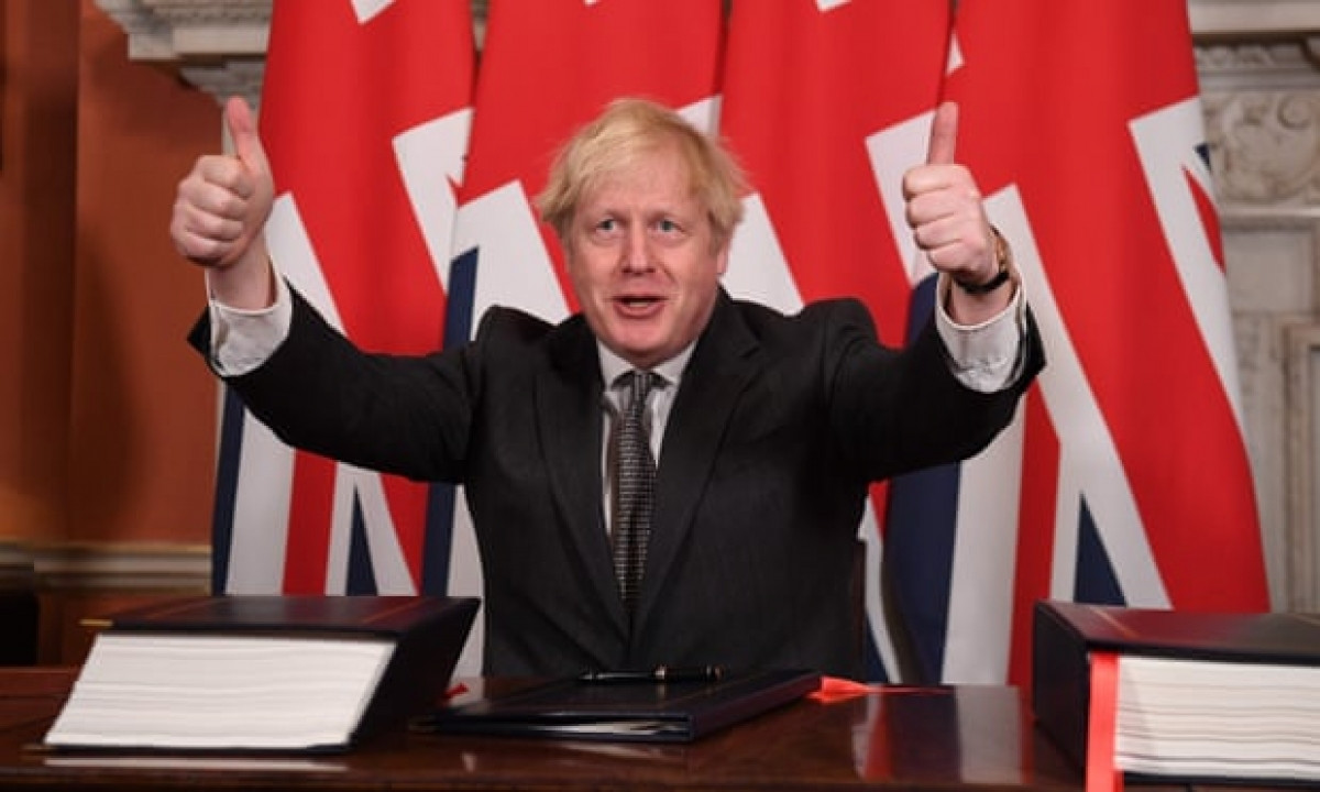 Thủ tướng Anh Boris Johnson ký thỏa thuận chính thức. Ảnh: The Guardian