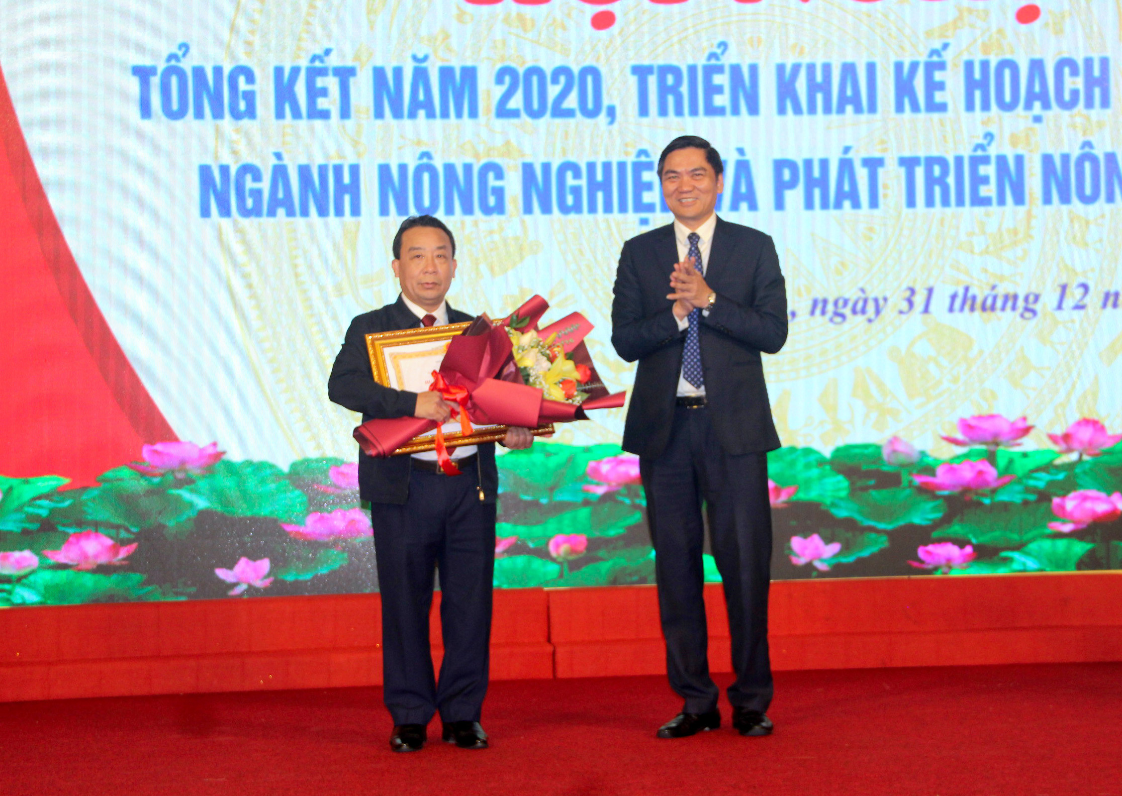 Đồng chí Nguyễn Văn Đệ- Giám đốc Sở Nông nghieẹp và PTNT nhận Huân chương Lao động hạng 3. Ảnh: Quang An