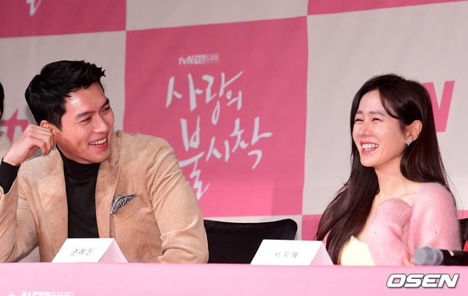 Sau nhiều lần Son Ye Jin và Hyun Bin phủ nhận tin hẹn hò, khán giả hy vọng, cặp đôi Hạ cánh nơi anh sẽ có kết thúc đẹp như nhân vật trong phim và câu nói của Đại úy Ri Jung Hyuk sẽ trở thành sự thật: 