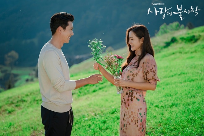 Trong khi đó, Hyun Bin không chỉ điển trai mà còn có lối cư xử lịch thiệp. Với sự nghiệp thành công, gia sản giàu có, Hyun Bin là người tình mơ ước của hàng triệu thiếu nữ. Anh sống kín đáo, dù hẹn hò cũng ít khi xuất hiện bên cạnh người yêu để bảo vệ cuộc sống riêng tư. Tuy nhiên, khán giả Hàn Quốc cũng nhận định anh là người đào hoa khi liên tục có tin đồn hẹn hò với các bạn diễn nữ. Thậm chí, anh còn bị gọi là 