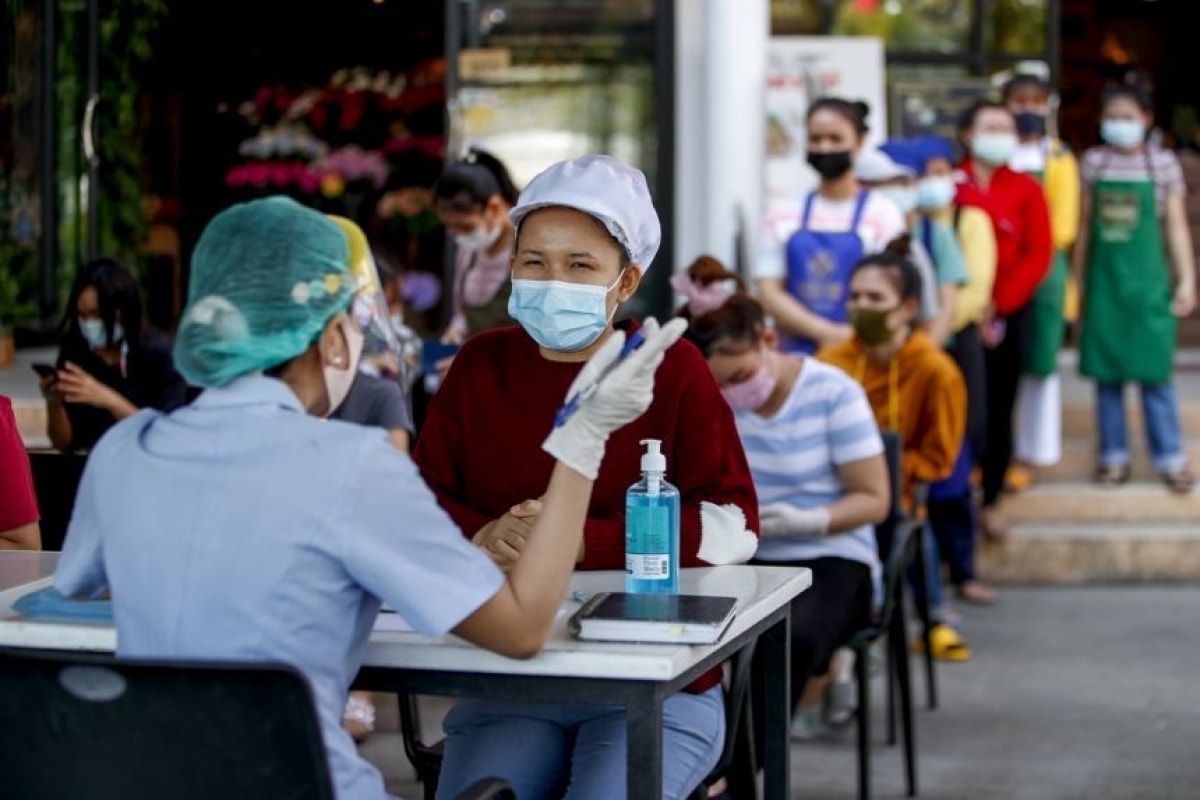 Nhân viên y tế kiểm tra lao động nhập cư tại chợ thực phẩm ở thủ đô Bangkok, Thái Lan. (Nguồn: EPA-EFE)