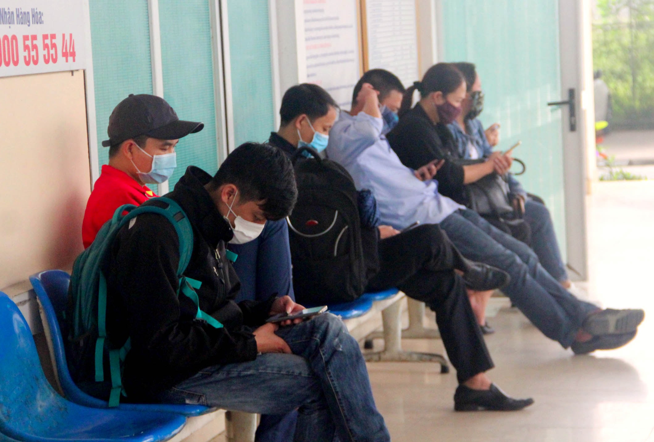 Hành khách đi xe cơ bản chấp hành việc đeo khẩu trang và các biện pháp phòng dịch. Ảnh: Q.A