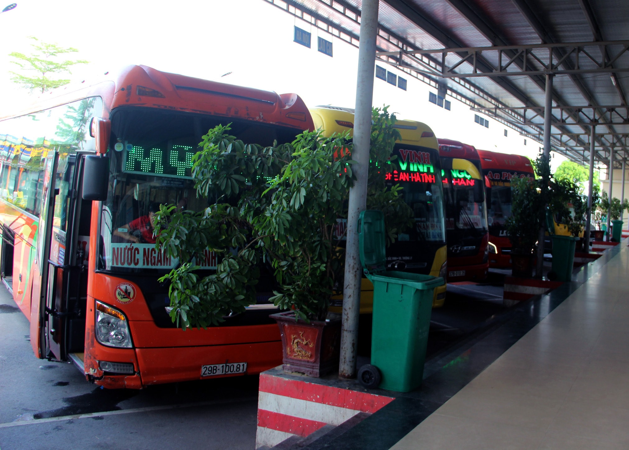 Các nhà xe tăng cường thêm xe để phục vụ nhu cầu đi lại của người dân dịp lễ. Ảnh: Q.A