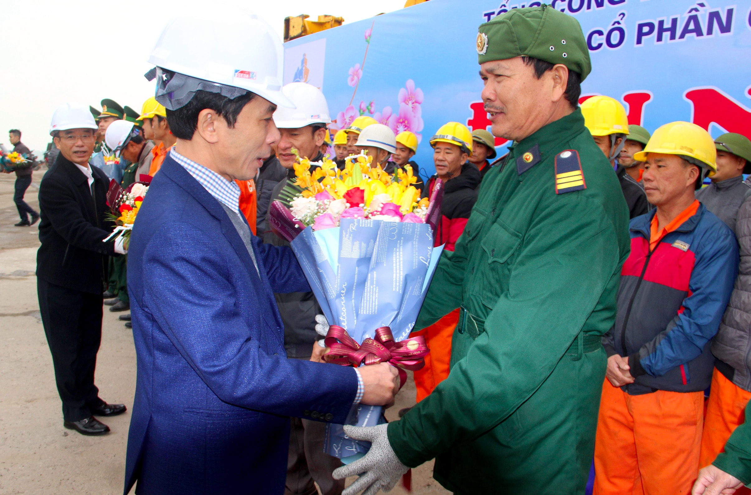 Lãnh đạo Cảng Nghệ Tĩnh tặng hoa chúc mừng  cán bộ, nhân viên, các lực lượng đầu năm mới. Ảnh: Quang An.