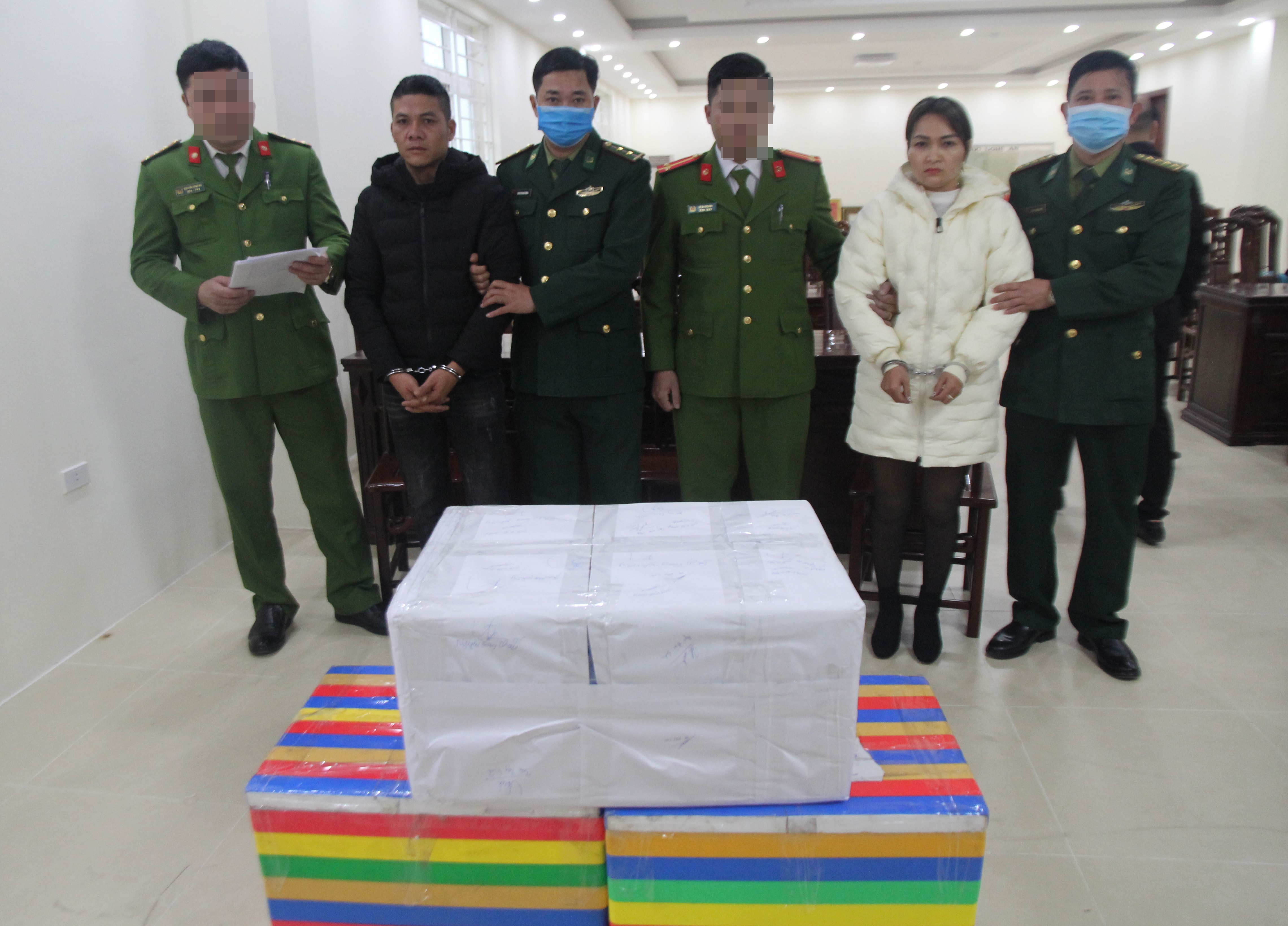 Bat doi nam nu van chuyen ma tuy  trong thung banh keo 2 day-hinh-anh-1