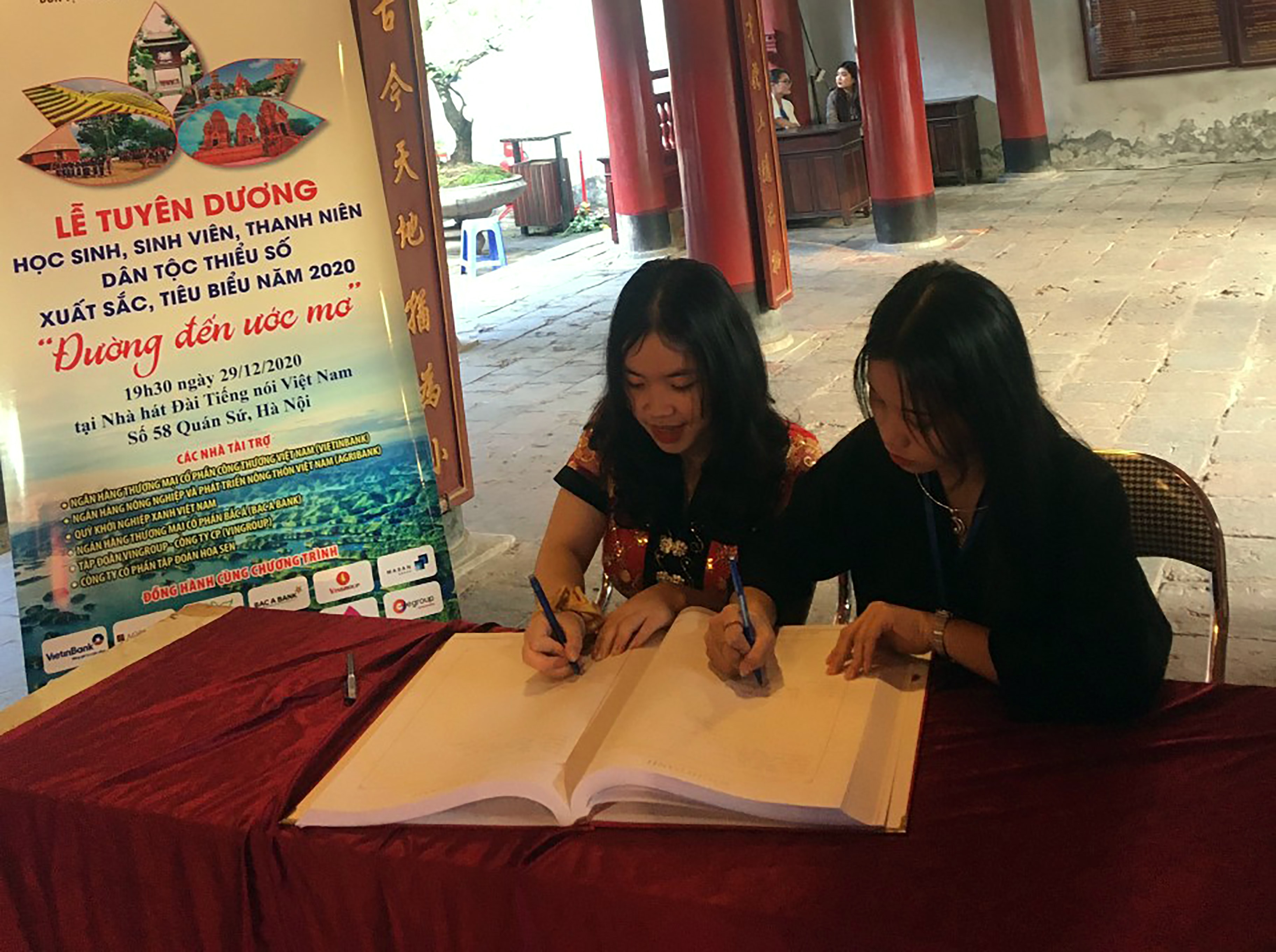 2.Ký tên và ghi công vào bảng vàng của Văn Miếu Quốc Tử Giám. Ảnh: NVCC
