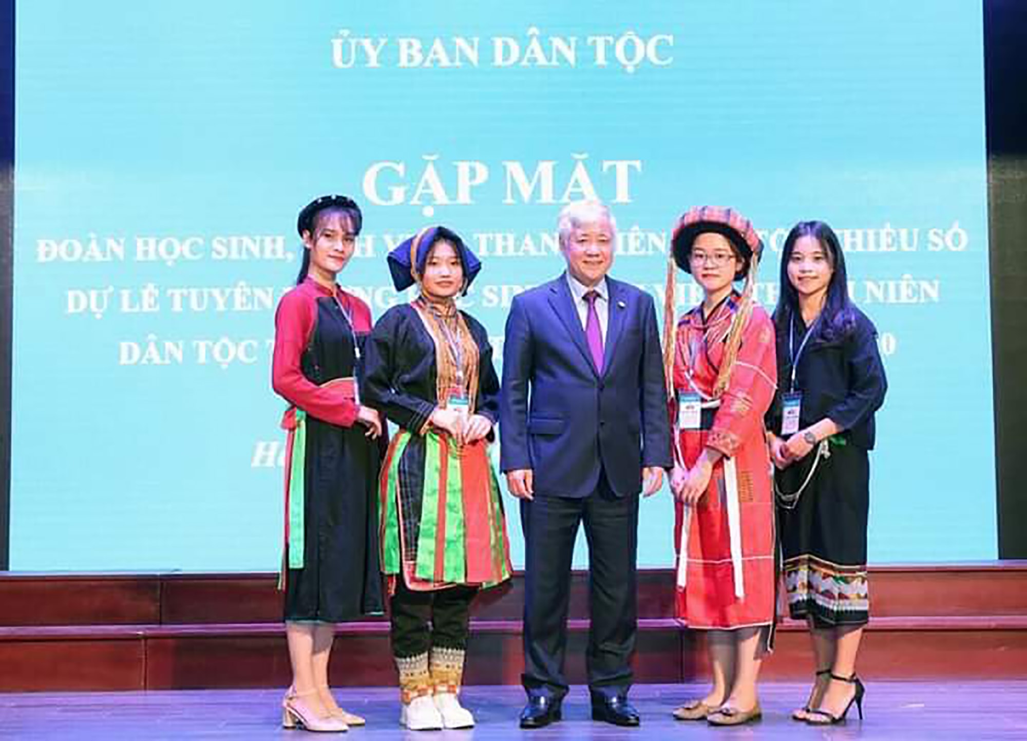 3.Chụp ảnh lưu niệm cùng Bộ trưởng Ủy ban Dân tộc (Bảo Vy người đứng ngoài cùng từ phải qua trái). Ảnh: NVCC