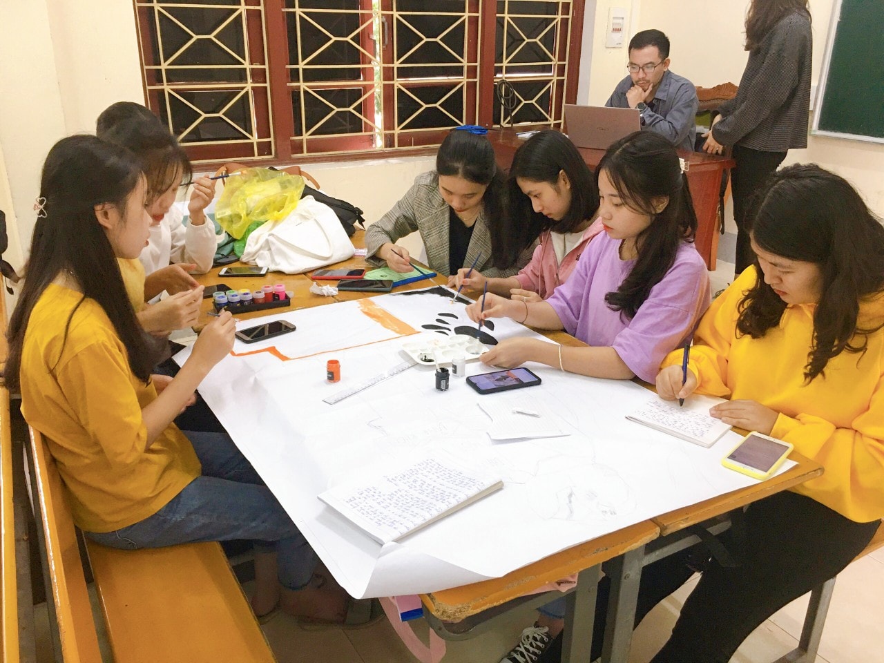 4.Bảo Vy cùng các bạn đang say sưa học bài (Bảo vy người mặc áo tím). Ảnh: NVCC
