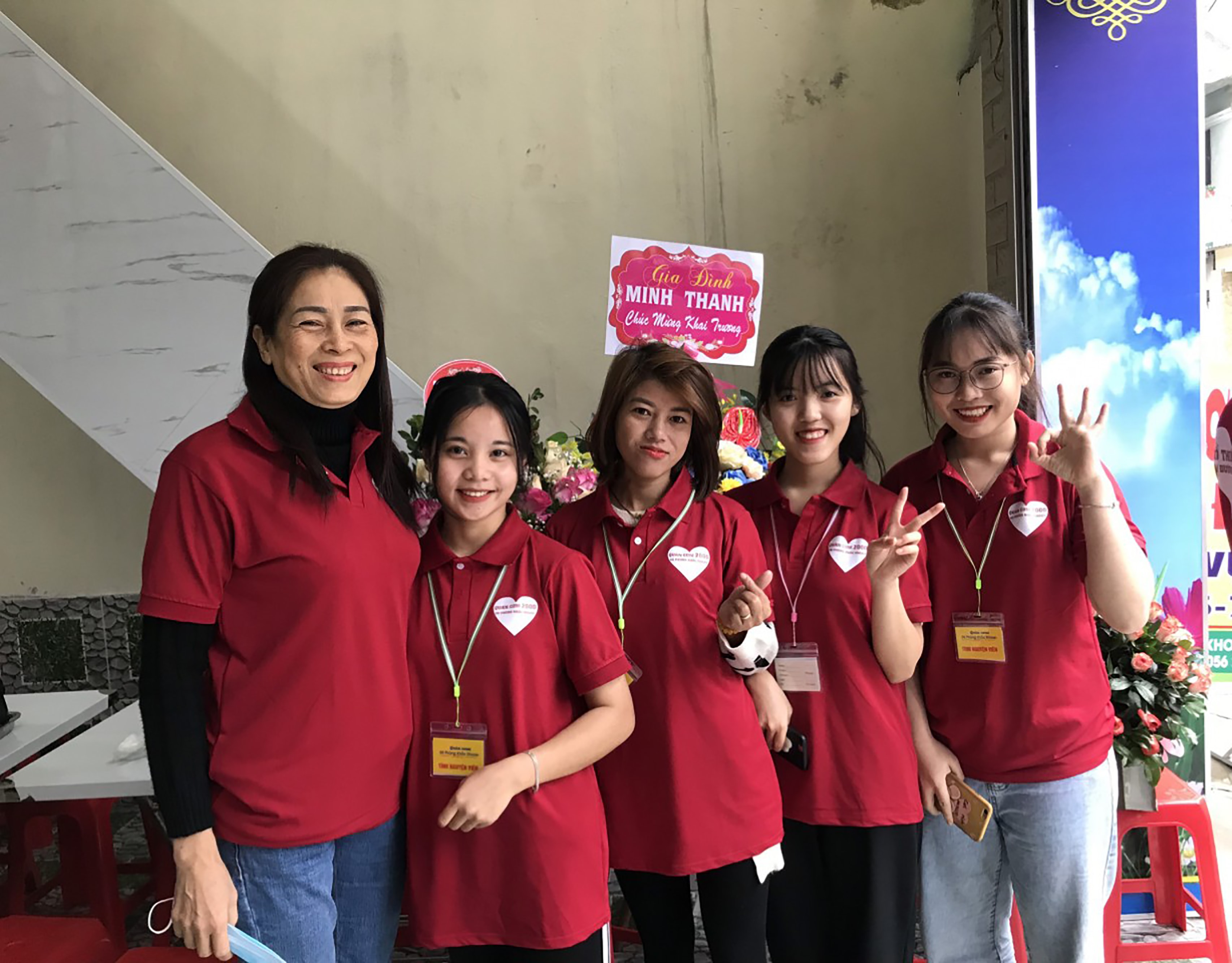 5.Không chỉ chăm lo học tập mà Bảo Vy còn thường xuyên tham gia các hoạt động thiện nguyện do trường cũng như các đơn vị tổ chức. Trong ảnh Bảo Vy dang tham gia tình nguyện tại quán cơm 2 ngàn đồng. Ảnh: NVCC