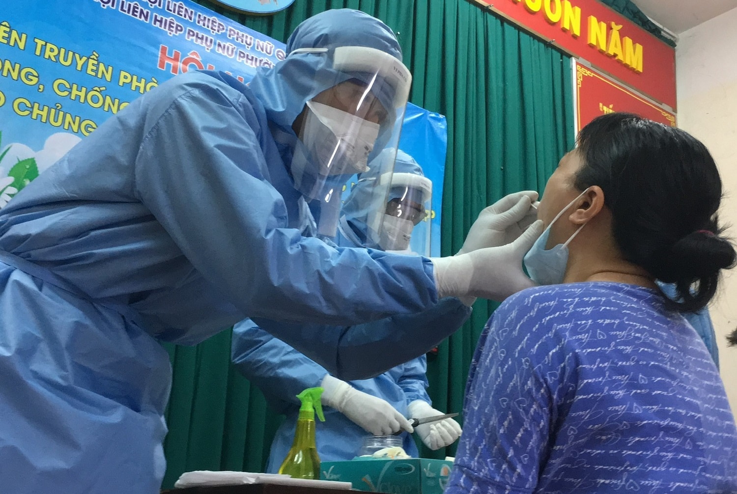 Nhân viên y tế lấy mẫu xét nghiệm tại cộng đồng