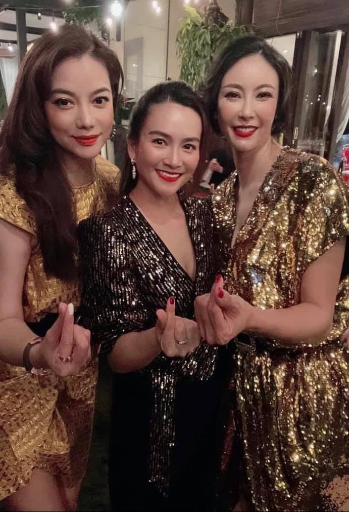 Hội bạn thân Trương Ngọc Ánh, Hà Kiều Anh cùng bà xã Bình Minh hội ngộ ăn mừng năm mới. 