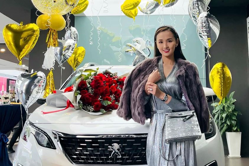 Lã Thanh Huyền mua thêm xế hộp sang trọng nhân dịp năm mới. 