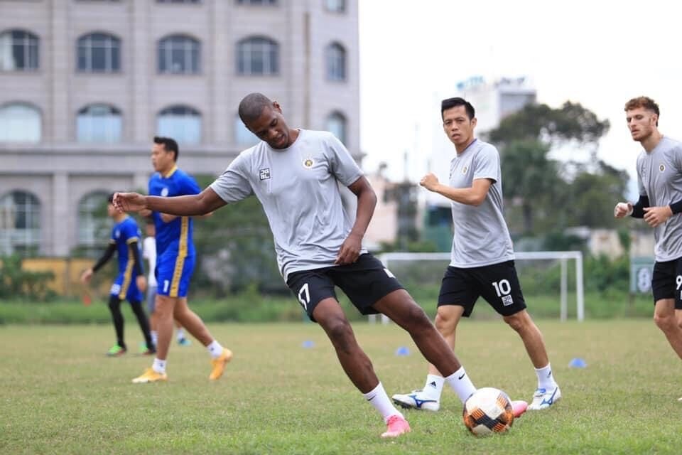 Bruno tập luyện cùng các đồng đội mới. Ảnh: Hanoi FC