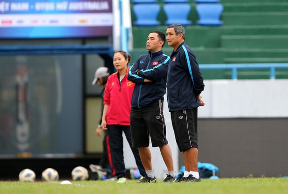 Theo HLV Mai Đức Chung (bìa phải), tuyển nữ VN có đến 90% cơ hội dự World Cup 2023 - Ảnh: NAM KHÁNH