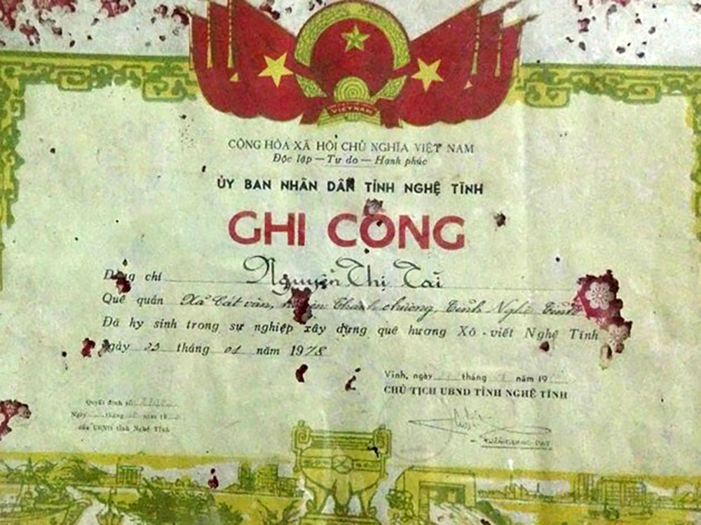 Bằng ghi công của tỉnh Nghệ Tĩnh gọi những thanh niên tử nạn trong khi đang xây cống Hiệp Hòa là “hy sinh trong sự nghiệp xây dựng quê hương Xô viết Nghệ Tĩnh”. Ảnh tư liệu: TP