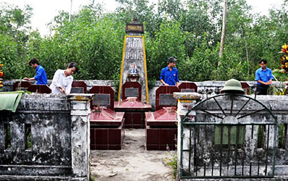 Những ngôi mộ với hai dòng chữ Ghi công của những người tử nạn tại xã Thanh Liên, huyện Thanh Chương. Ảnh tư liệu: Nguyễn Duy