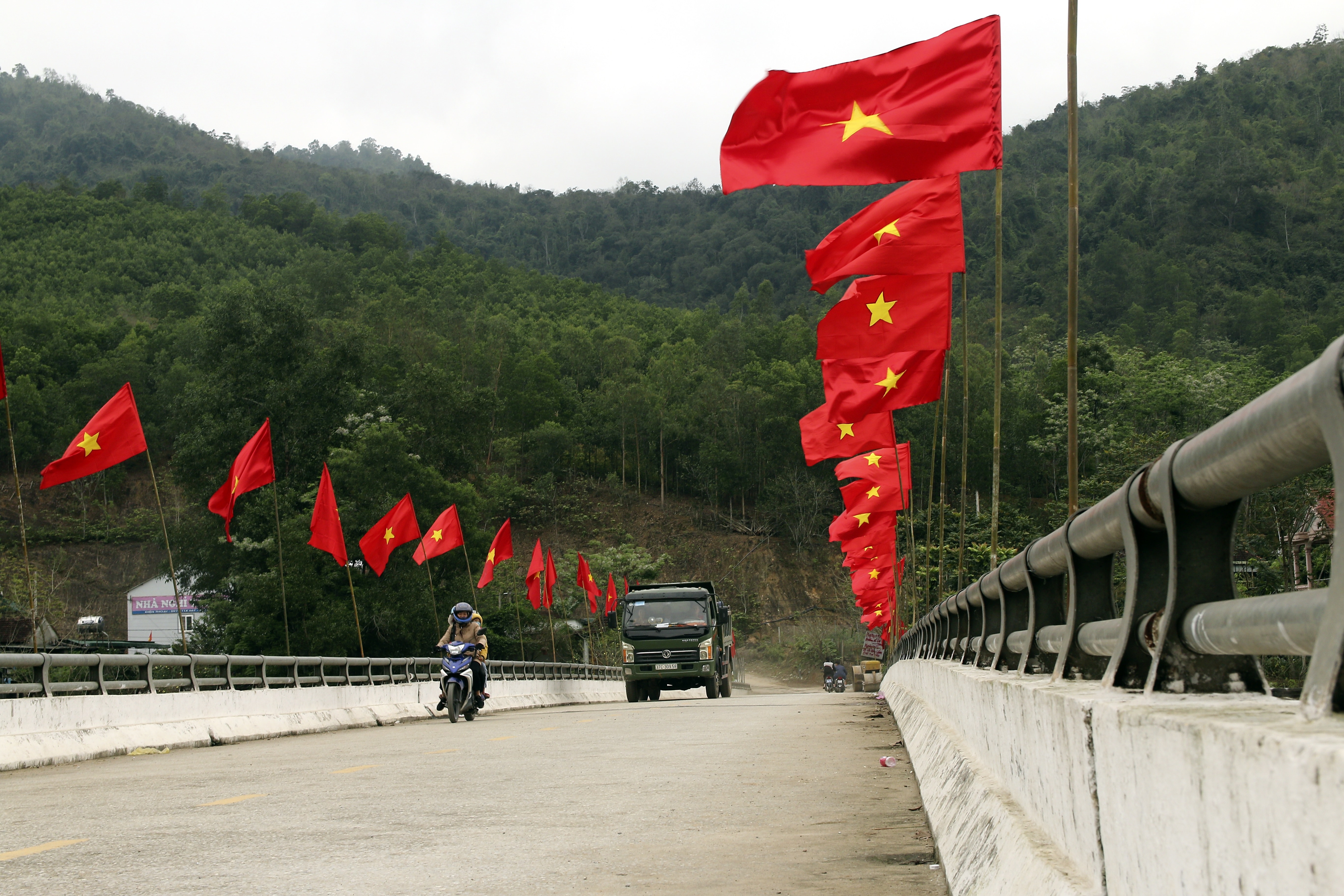 Tuyến đường rực màu cờ ở huyện miền núi Tương Dương. Ảnh: Đình Tuân 