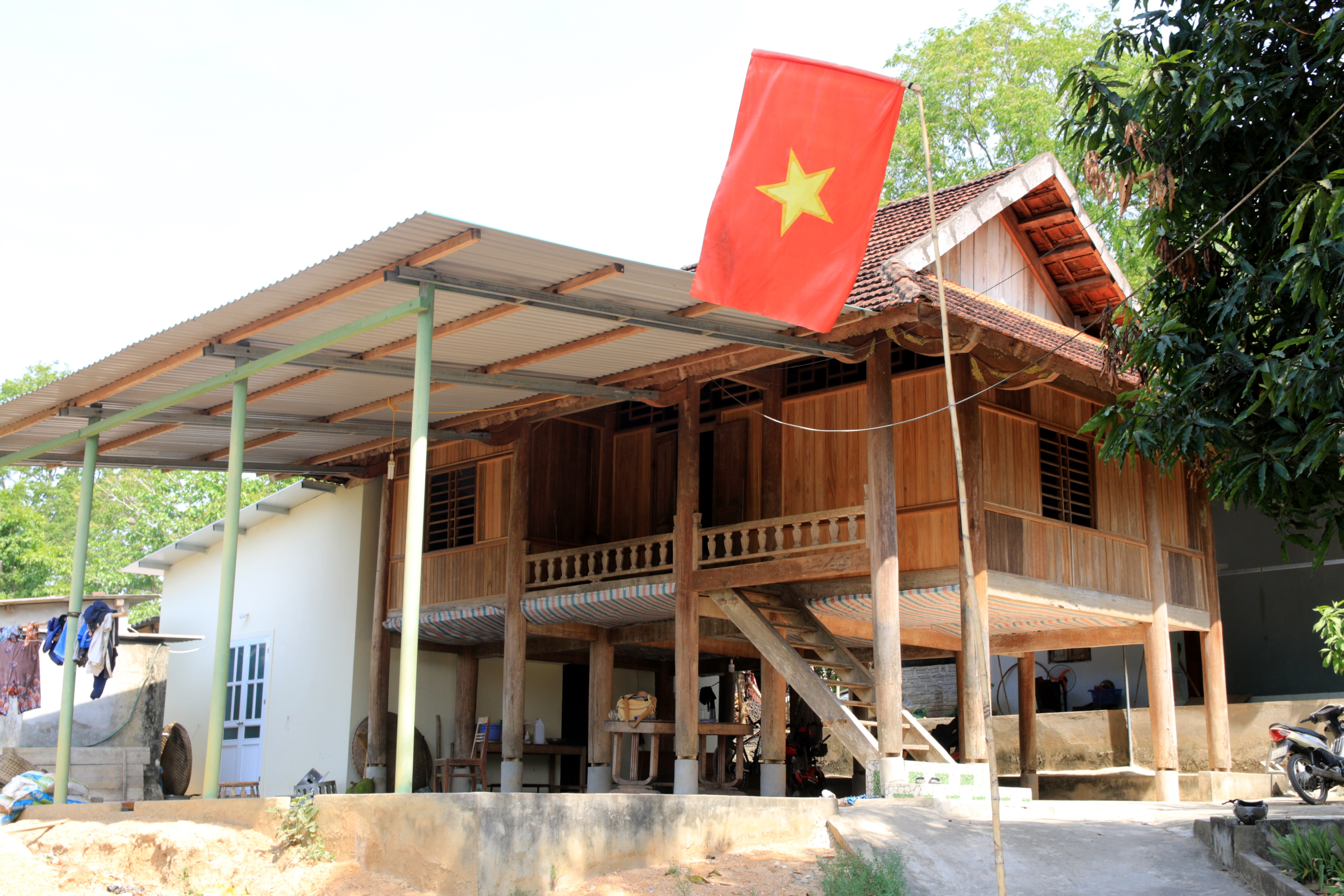 Người dân huyện Tương Dương treo cờ Tổ quốc chào mừng sự kiện của đất nước. Ảnh: Đình Tuân 