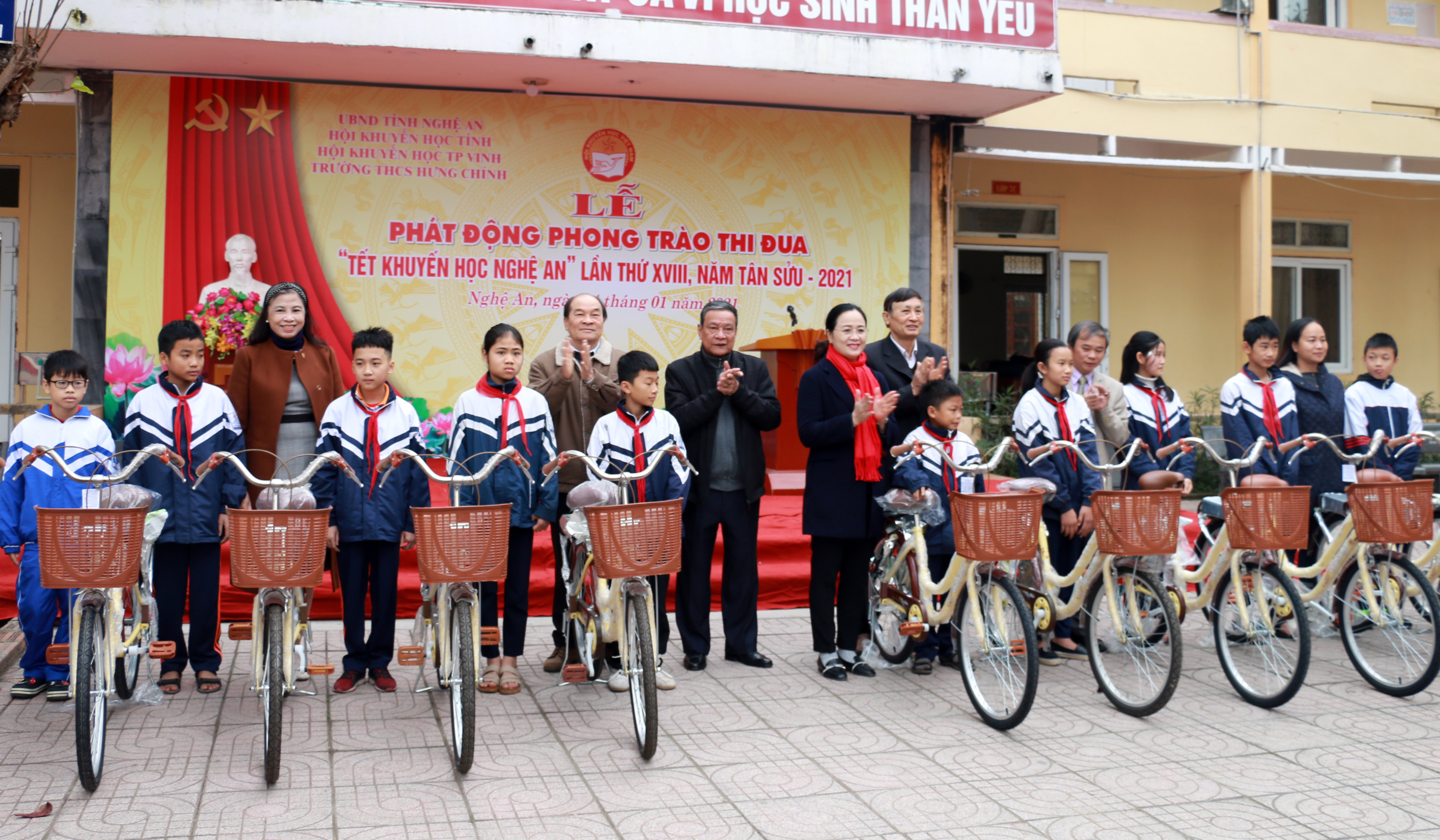 Hội Khuyến học tỉnh trao tặng xe đạp cho học sinh Trường THCS Hưng Chính. Ảnh: MH