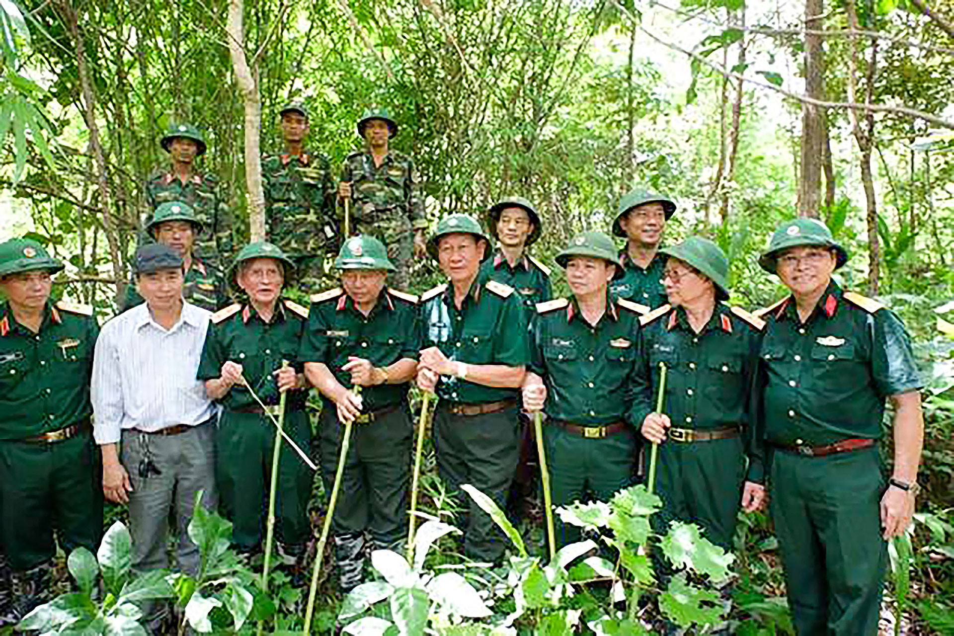 Trung tướng, Anh hùng LLVT nhân Trung tướng, Anh hùng LLVT nhân dân Nguyễn Quốc Thước cùng đồng đội thăm lại chiến trường xưa (doanh nhân CCB Lê Mạnh Hải đứng ngoài cùng bên phải).Nguyễn Quốc Thước cùng đTrung tướng, Anh hùng LLVT nhân dân Nguyễn Quốc Thước cùng đồng đội thăm lại chiến trường xưa (doanh nhân CCB Lê Mạnh Hải đứng ngoài cùng bên phải).ồng đội thăm lại chiến trường xưa (doanh nhân CCB Lê Mạnh Hải đứng ngoài cùng bên phải).