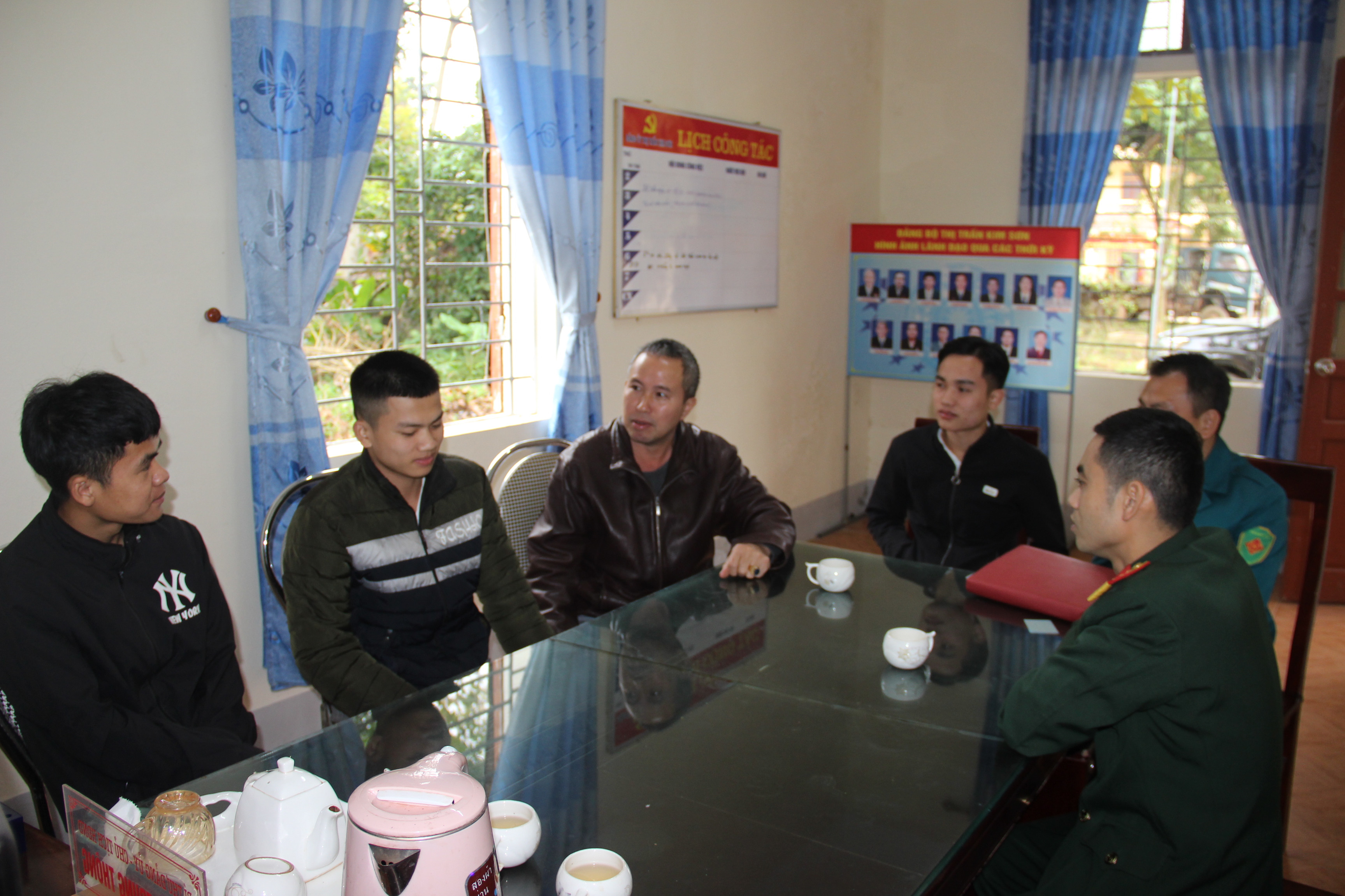 Cán bộ Thị trấn Kim Sơn động viên em Lương Văn Thảo (ngoài cùng bên trái) và các thanh niên xung phong thực hiện nghĩa vụ quân sự. Ảnh: Hoài Thu