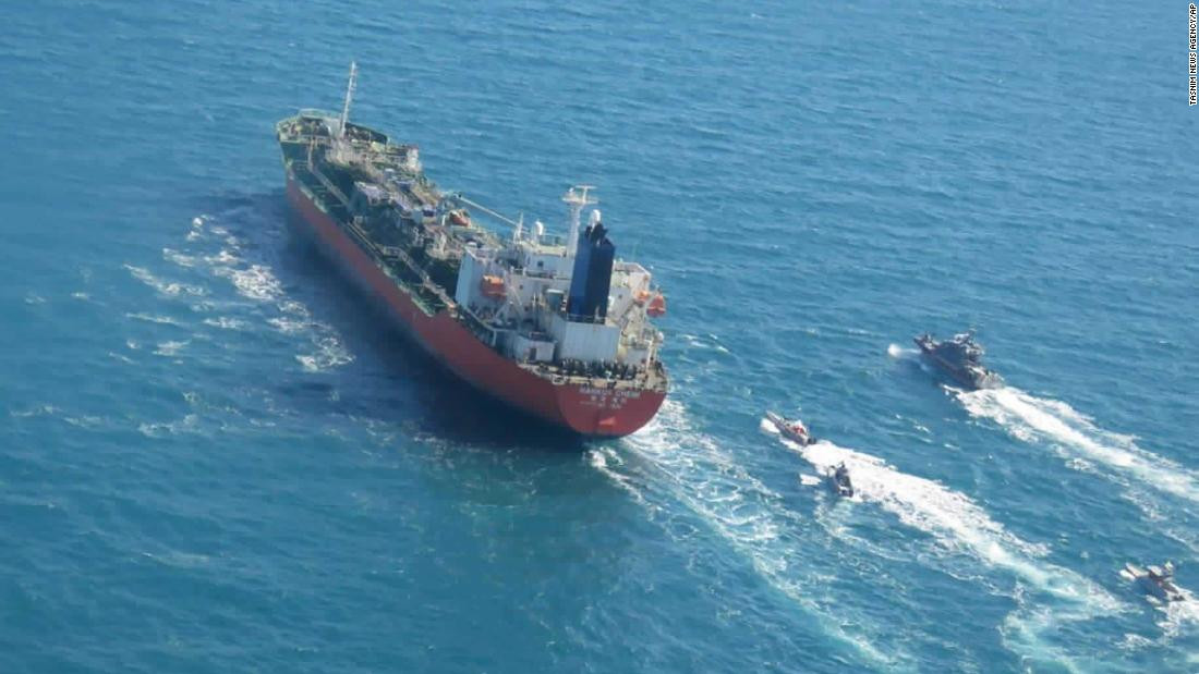 Tàu chở dầu treo cờ Hàn Quốc được tàu của Vệ binh Cách mạng Iran hộ tống trên Vịnh Persian hôm 4/1. Ảnh Tasnim