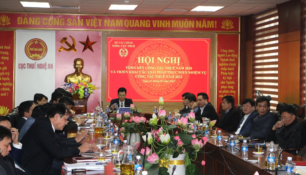 Lãnh đạo Cục thuế Nghệ An theo dõi hội nghị trực tuyến toàn quốc về triển khai nhiệm vụ ngành thuế năm 2021 từ điểm cầu TP Vinh. Ảnh: Nguyễn Hải