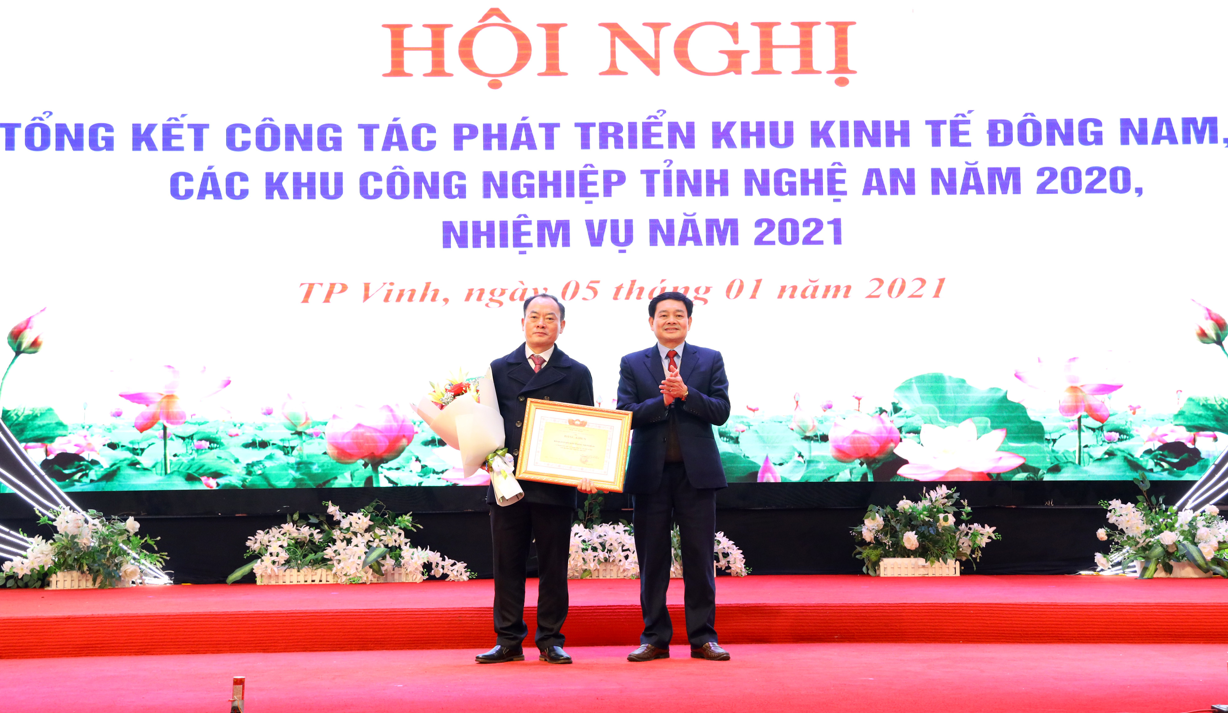 Ủy ban MTTQ tỉnh tặng Bằng khen cho KKT Đông Nam về thành tích trong hoạt động an sinh xã hội năm 2020. Ảnh Nguyên Sơn