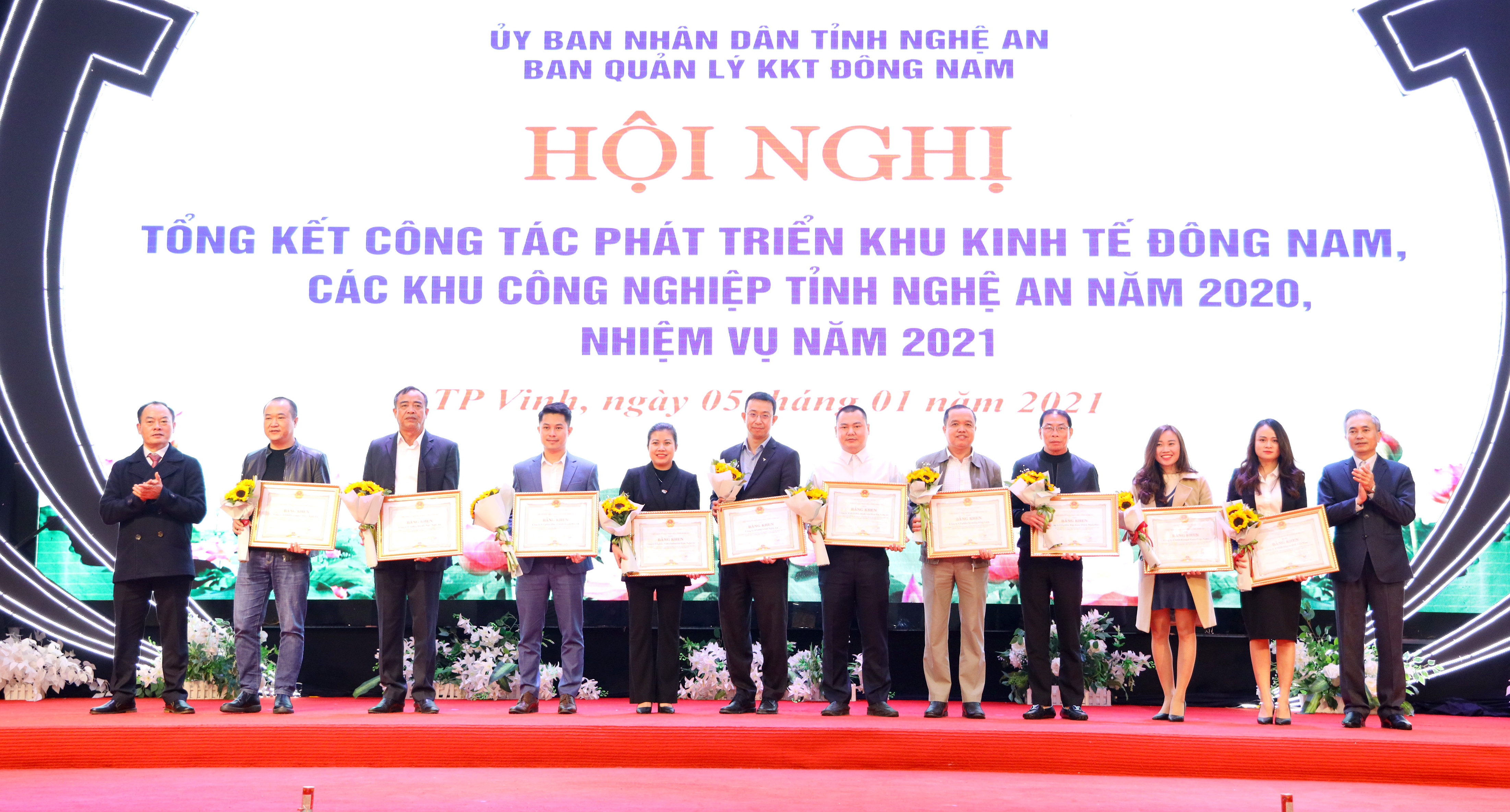 UBND tỉnh tặng Bằng khen cho 10 doanh nghiệp trong KKT Đông Nam có đóng góp nổi bật năm 2020. Ảnh Nguyên Sơn