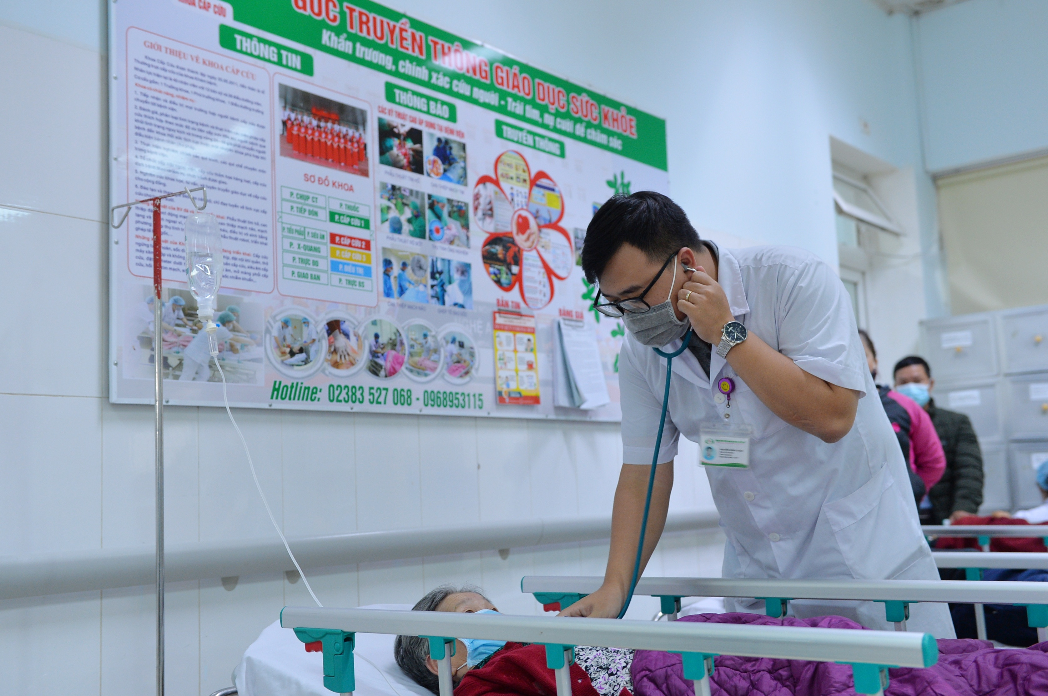 Bệnh nhân cấp cứu tại Bệnh viện HNĐK tỉnh Nghệ An. Ảnh: Thành Cường