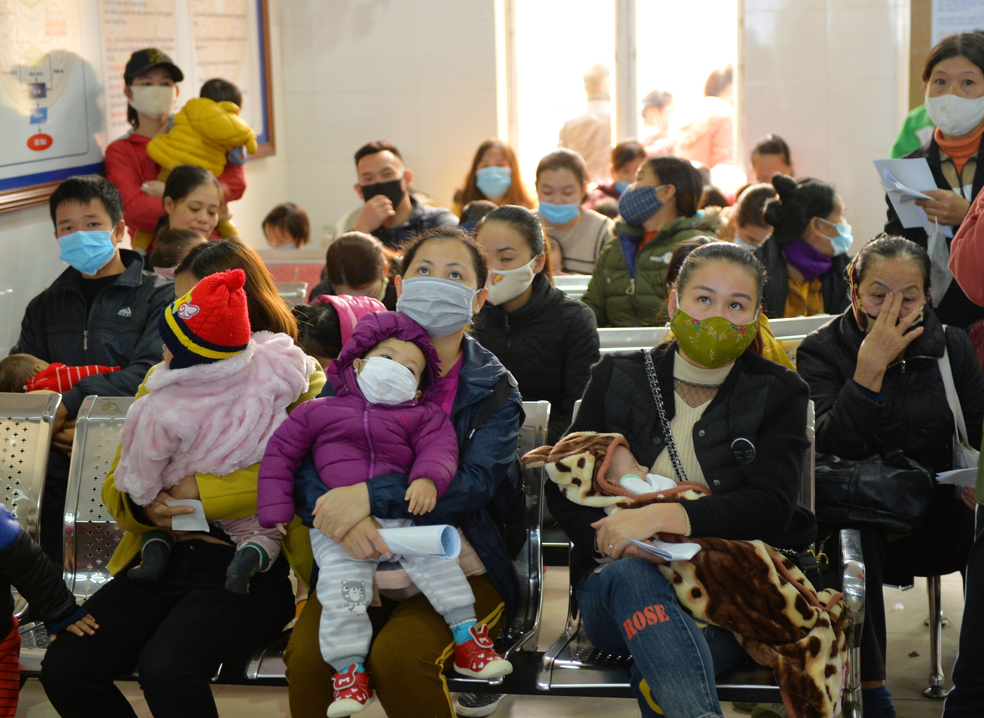 Phụ huynh đưa trẻ chờ khám bệnh ở Bệnh viện Sản Nhi Nghệ An. Ảnh: Thành Cường